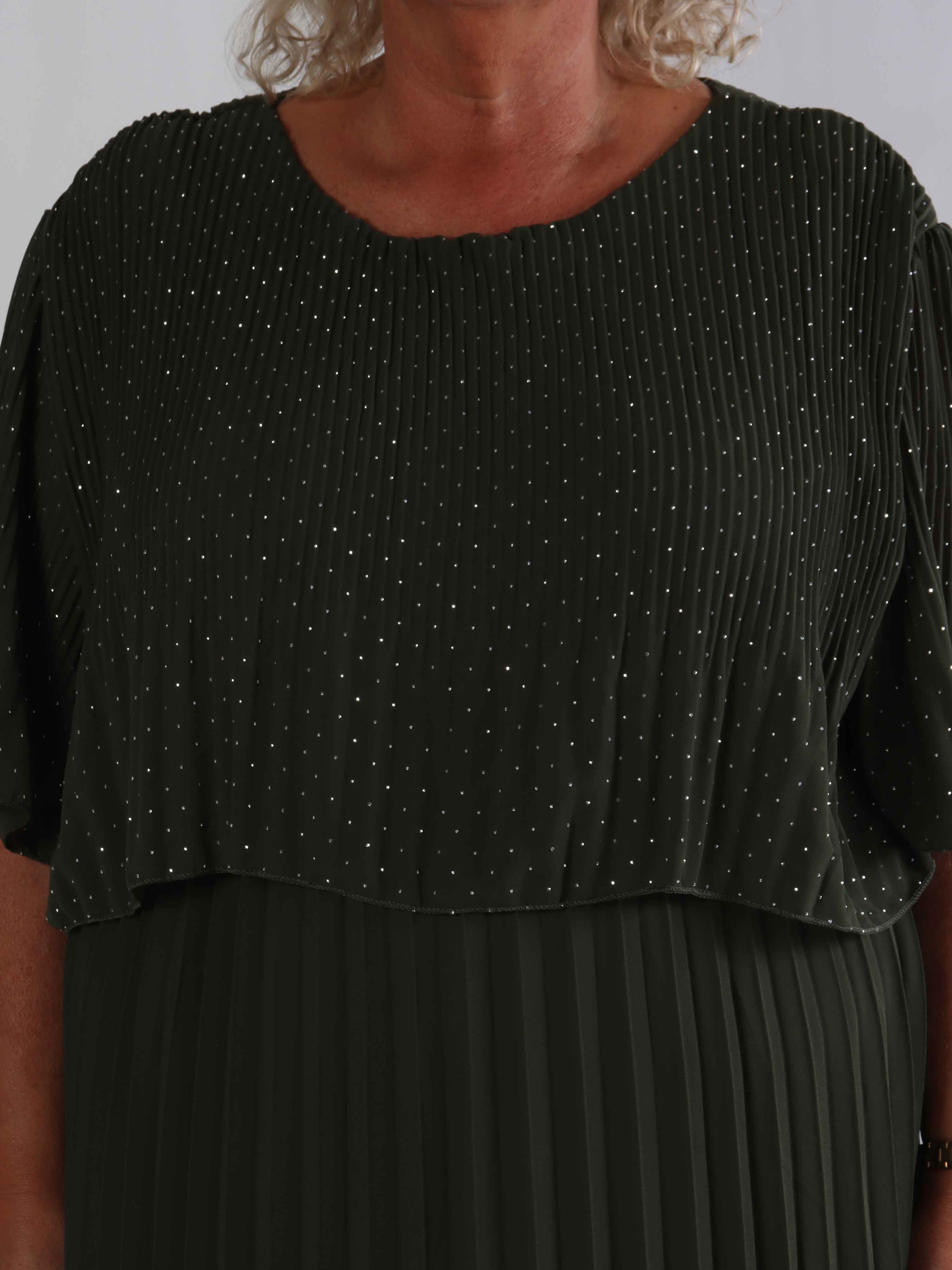 Kristina Crystal - Plisserad plus size klänning med strass och volanglager