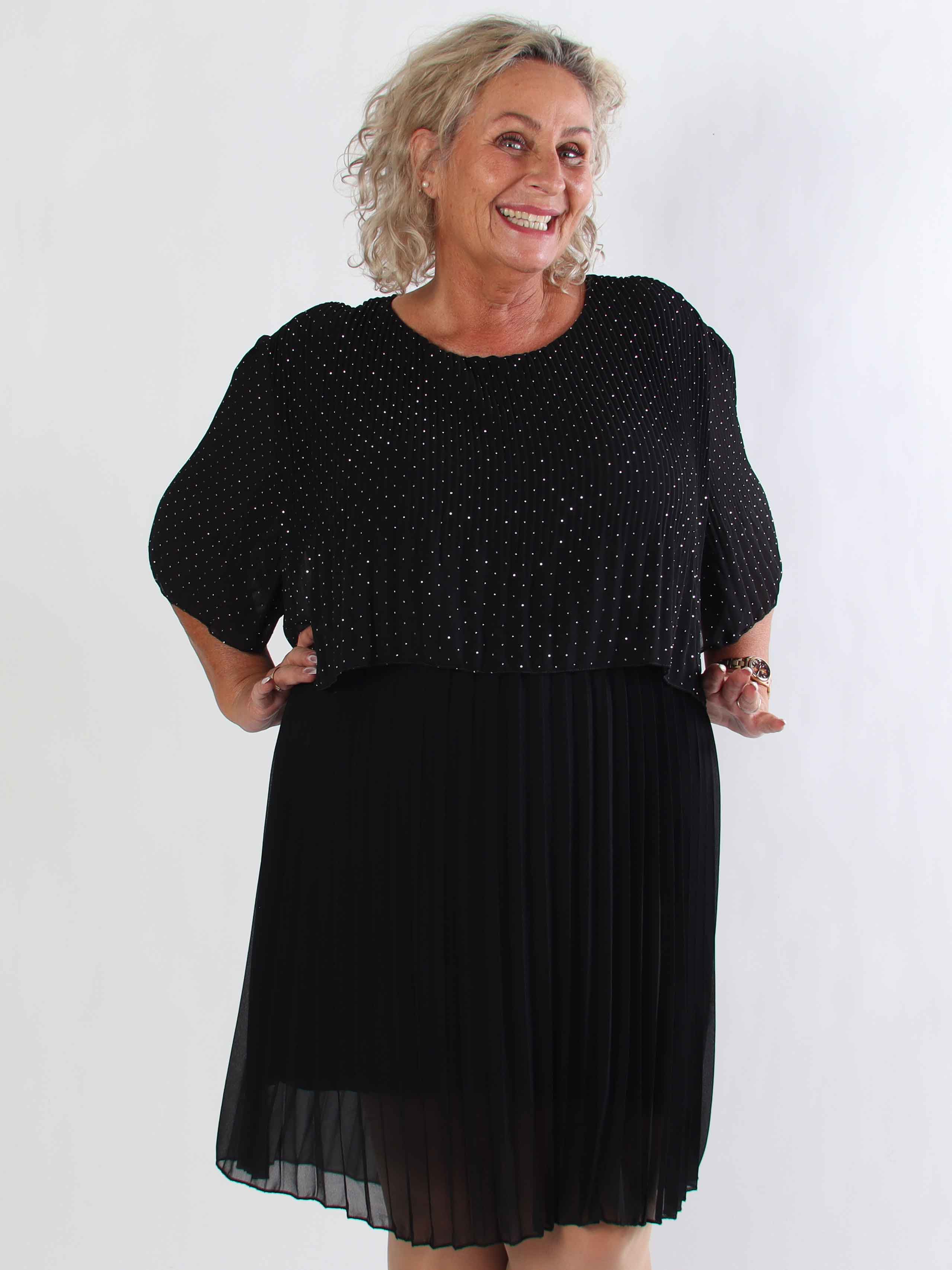 Kristina Crystal - Plisserad plus size klänning med strass och volanglager