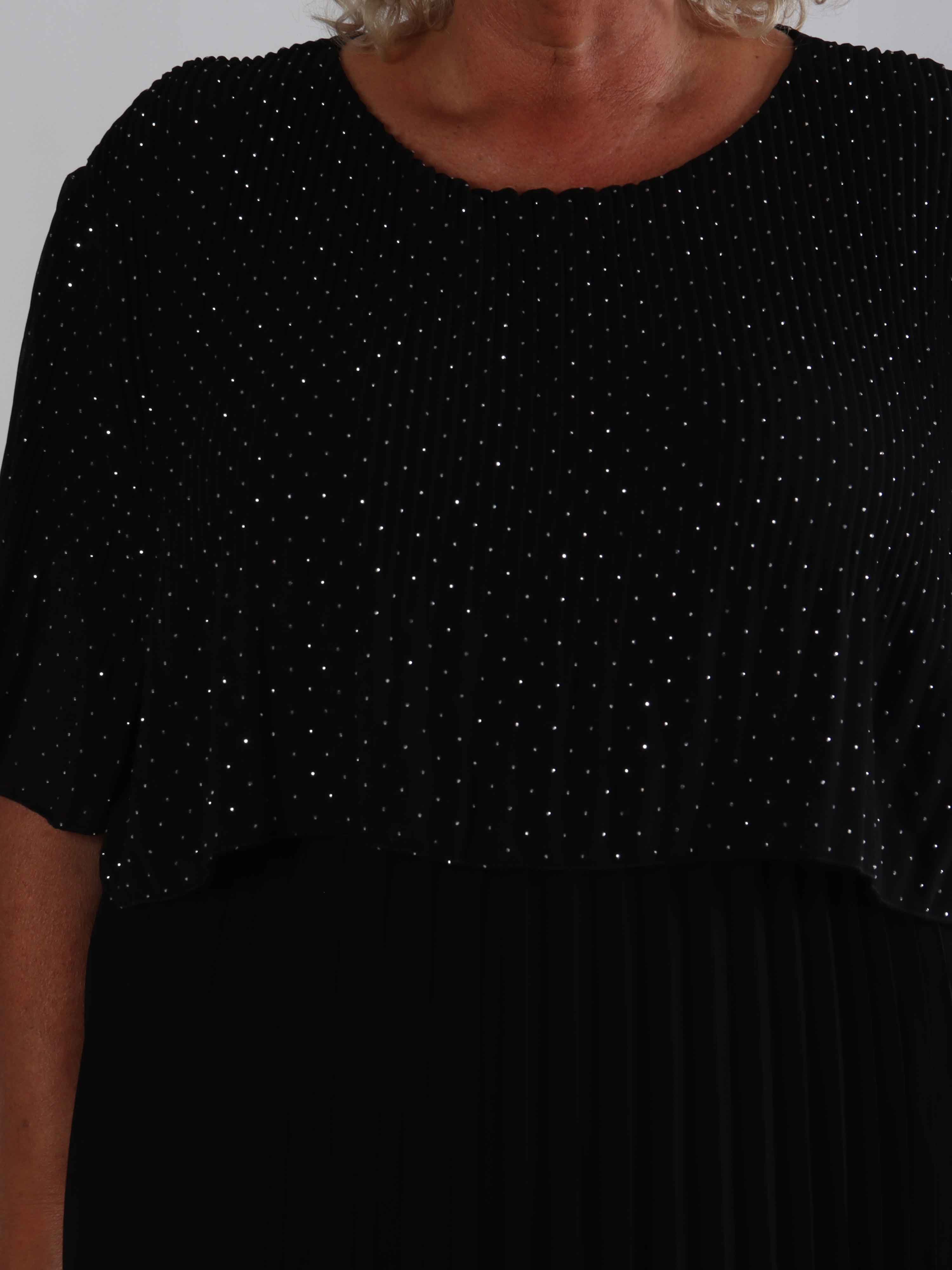 Kristina Crystal - Plisserad plus size klänning med strass och volanglager