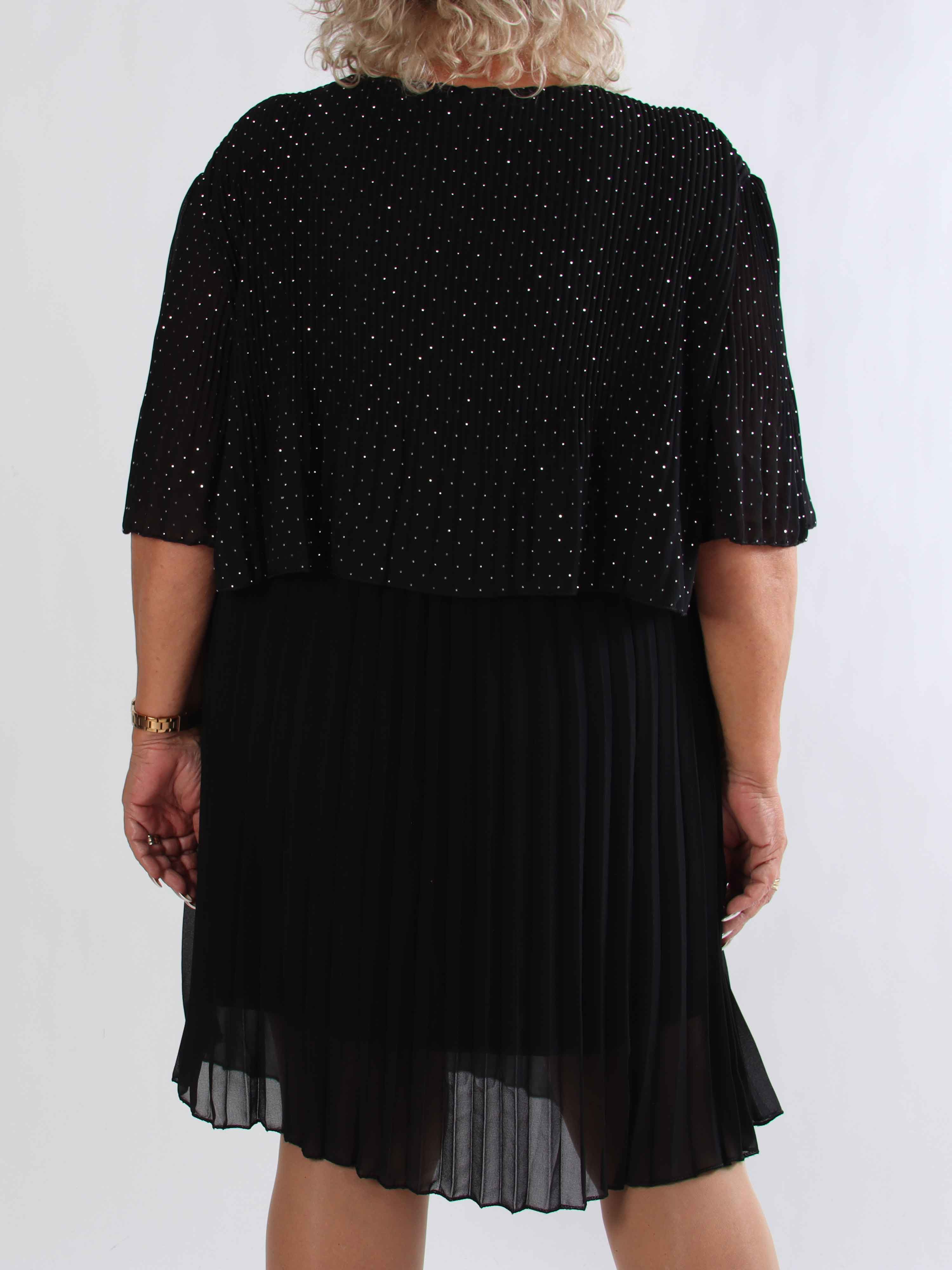 Kristina Crystal - Plisserad plus size klänning med strass och volanglager