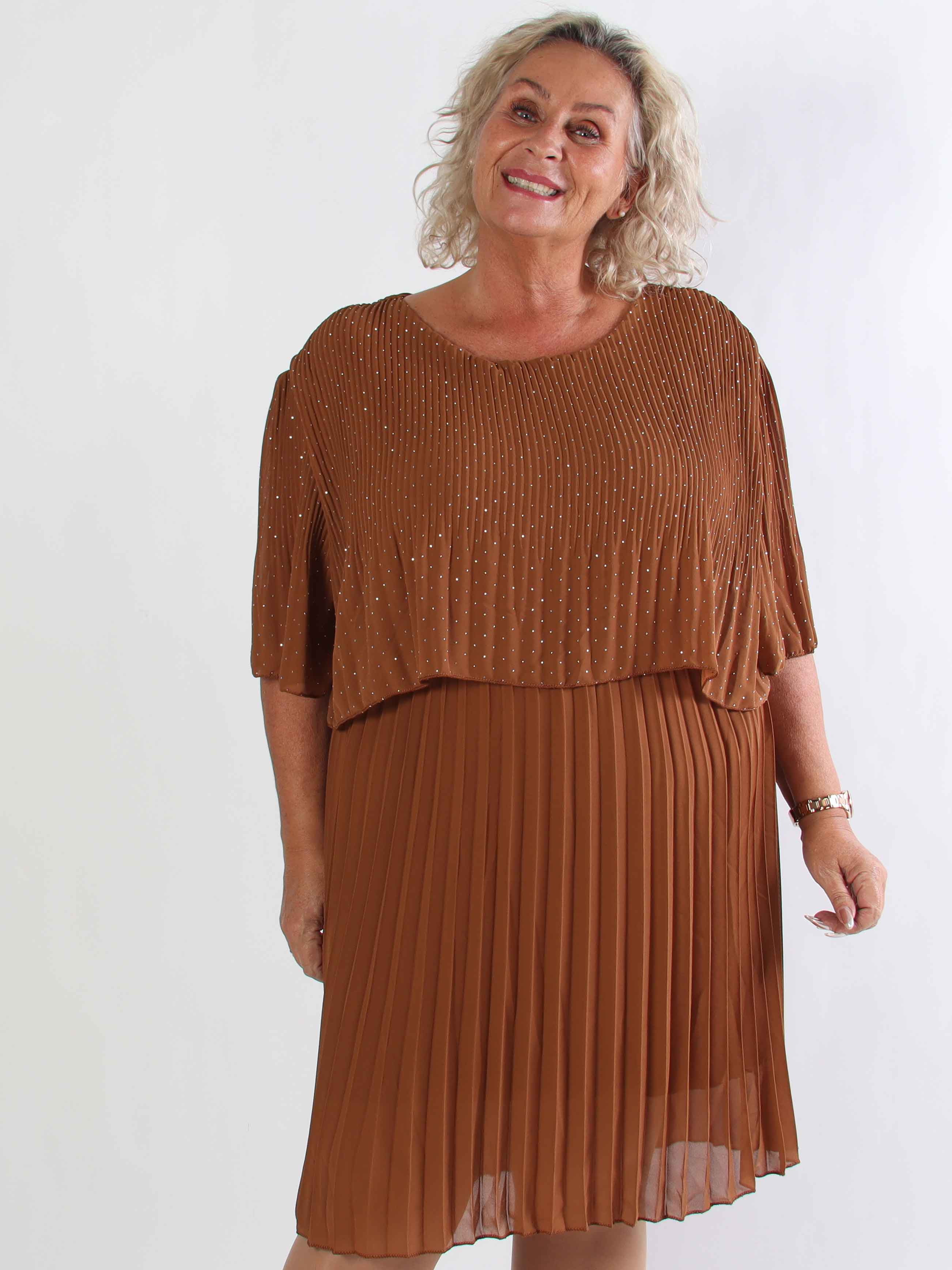 Kristina Crystal - Plisserad plus size klänning med strass och volanglager