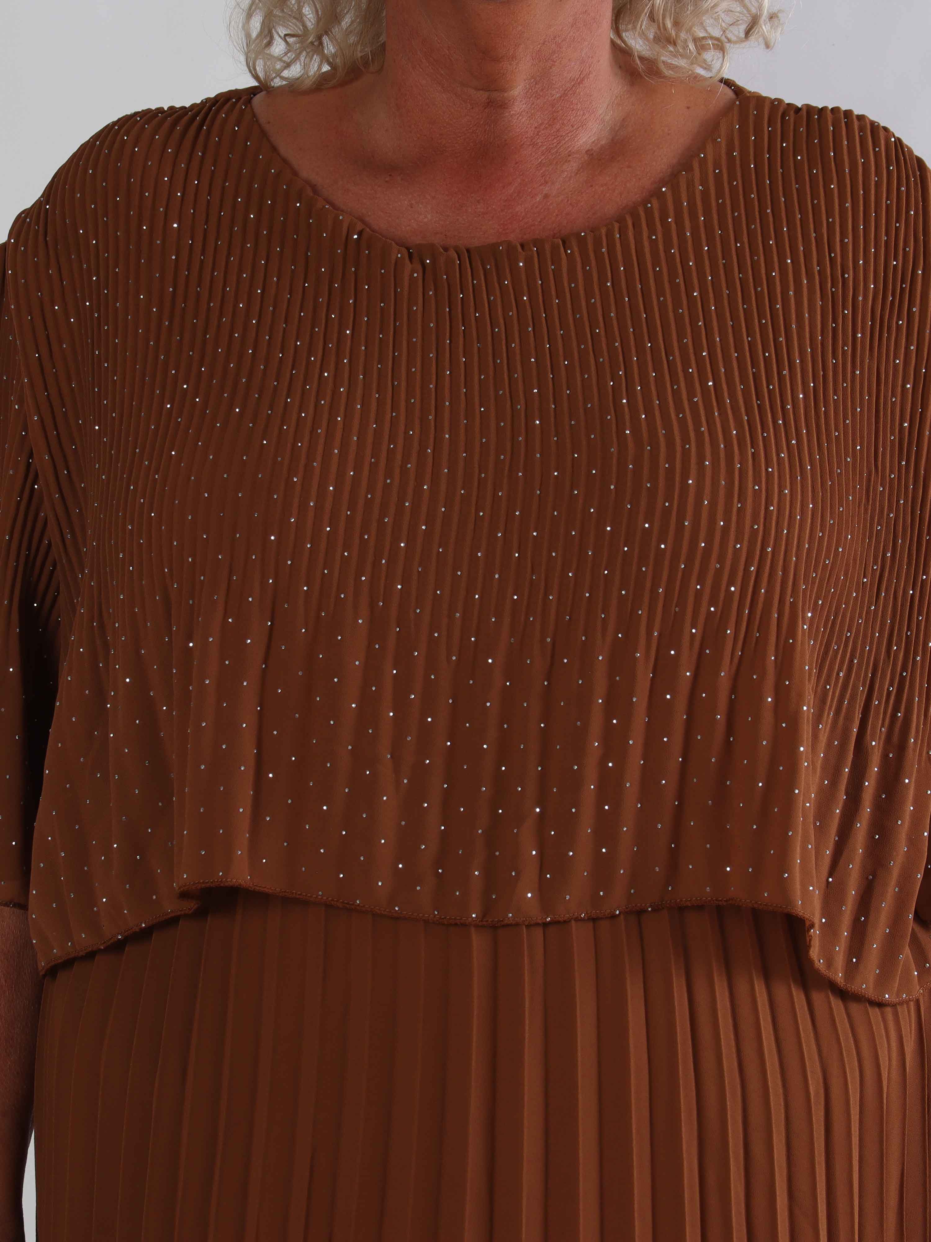 Kristina Crystal - Plisserad plus size klänning med strass och volanglager