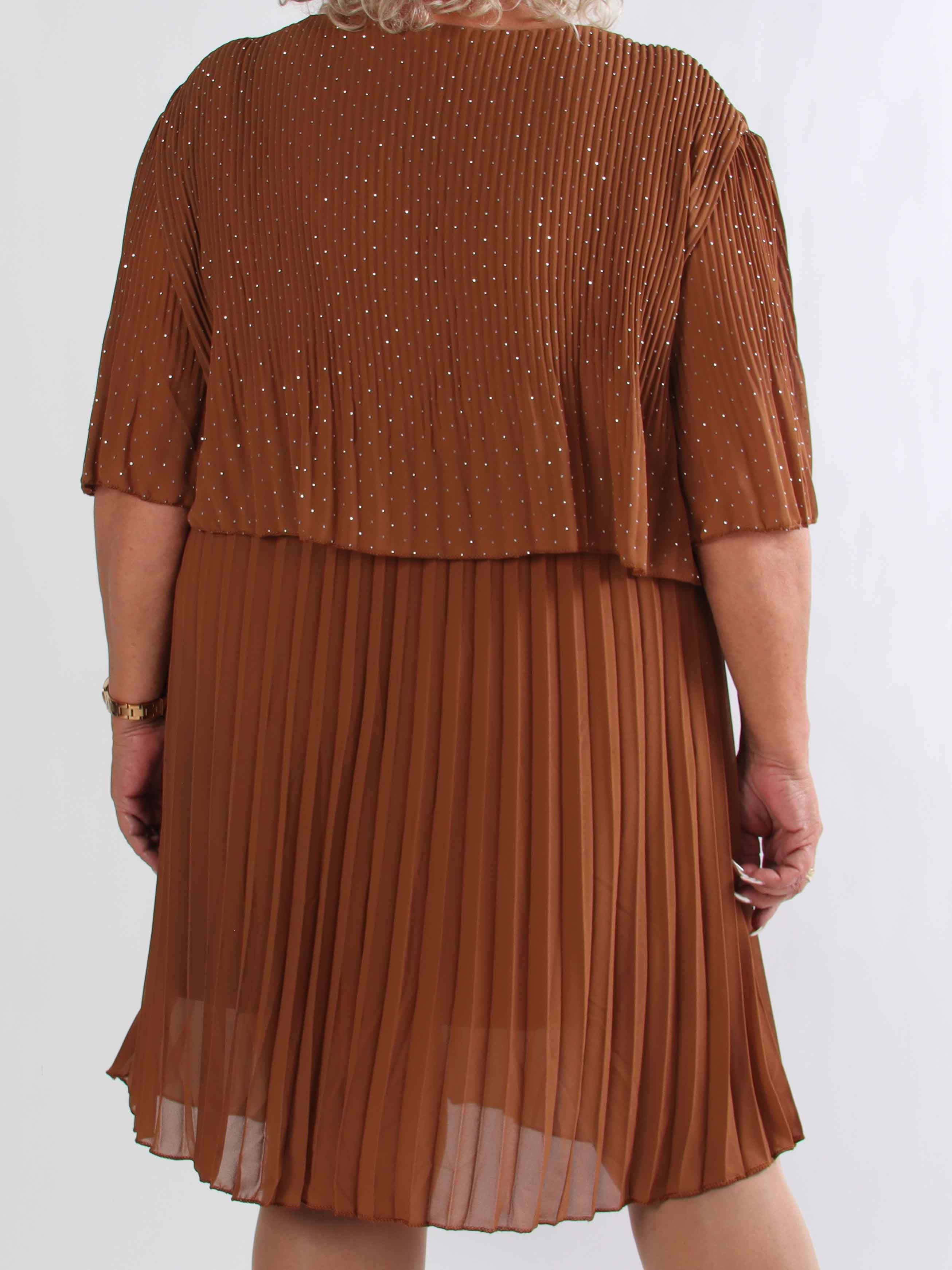 Kristina Crystal - Plisserad plus size klänning med strass och volanglager