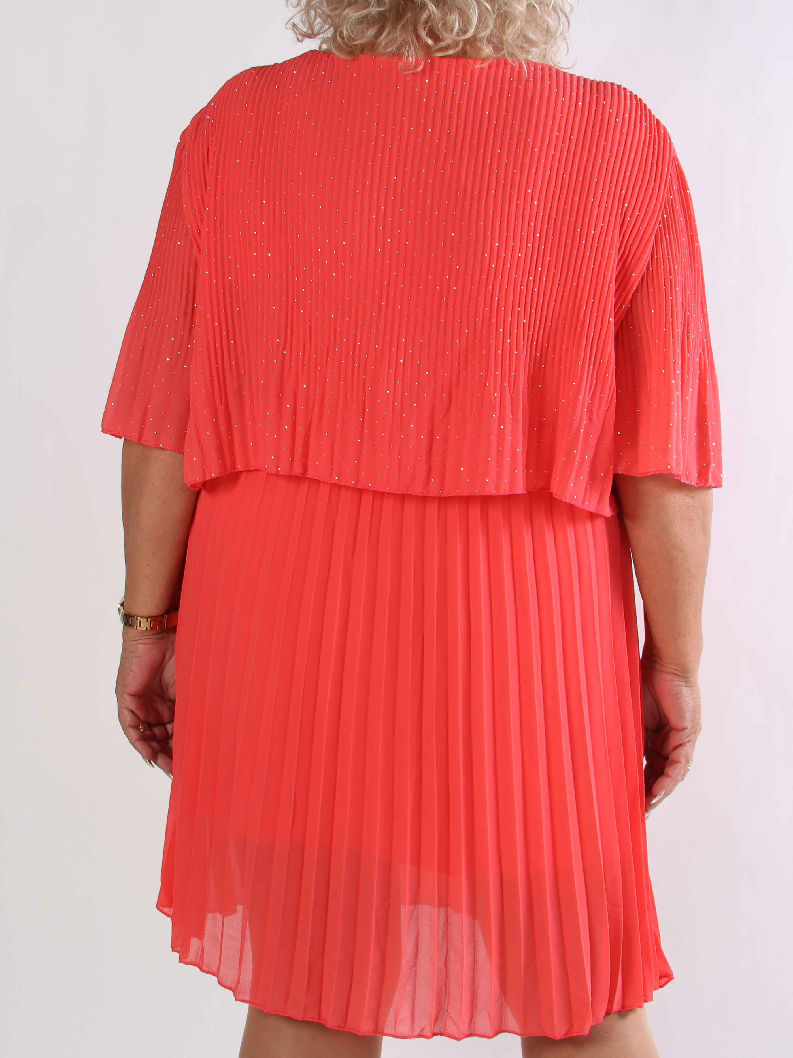 Kristina Crystal - Plisserad plus size klänning med strass och volanglager