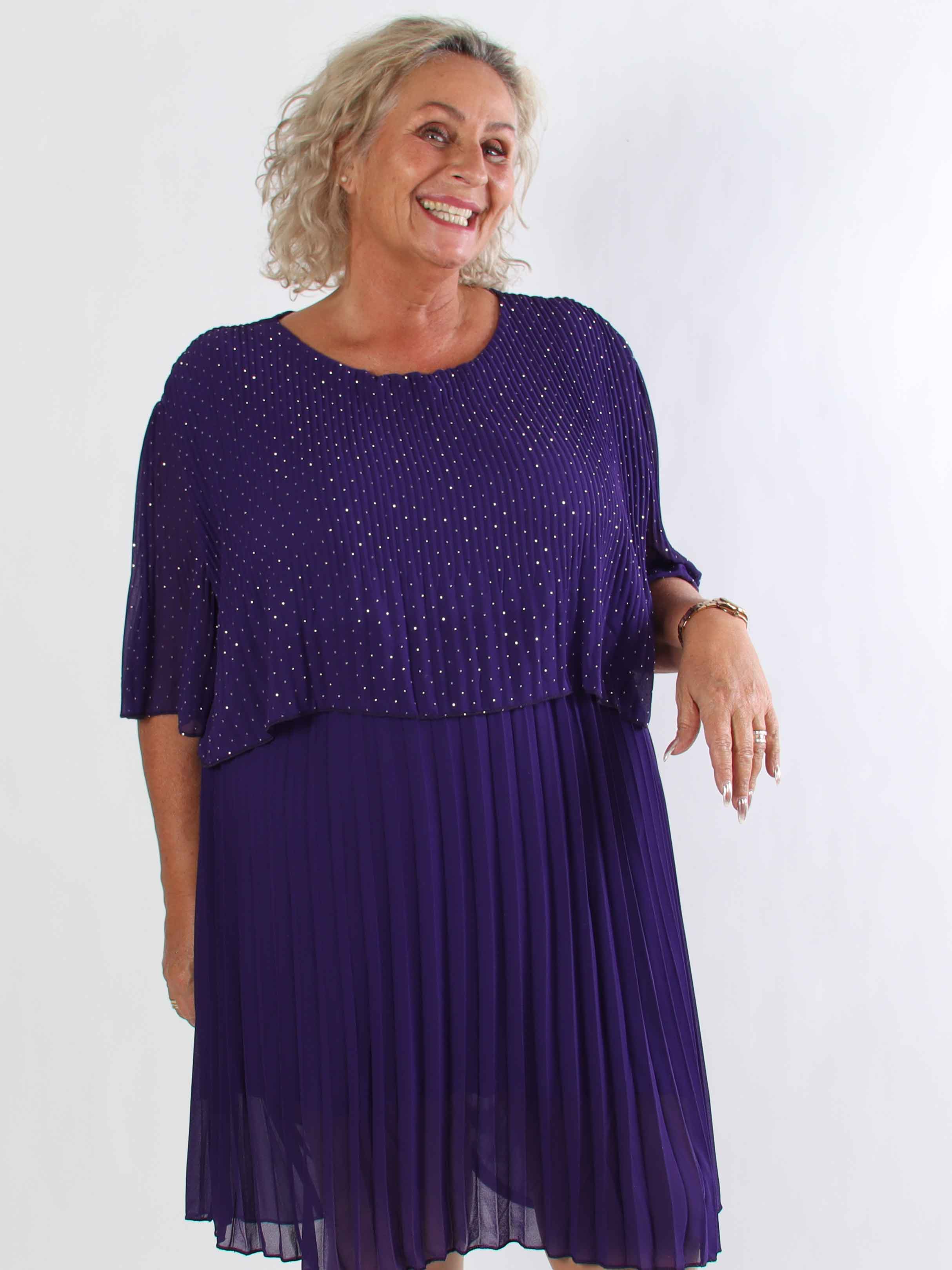 Kristina Crystal - Plisserad plus size klänning med strass och volanglager