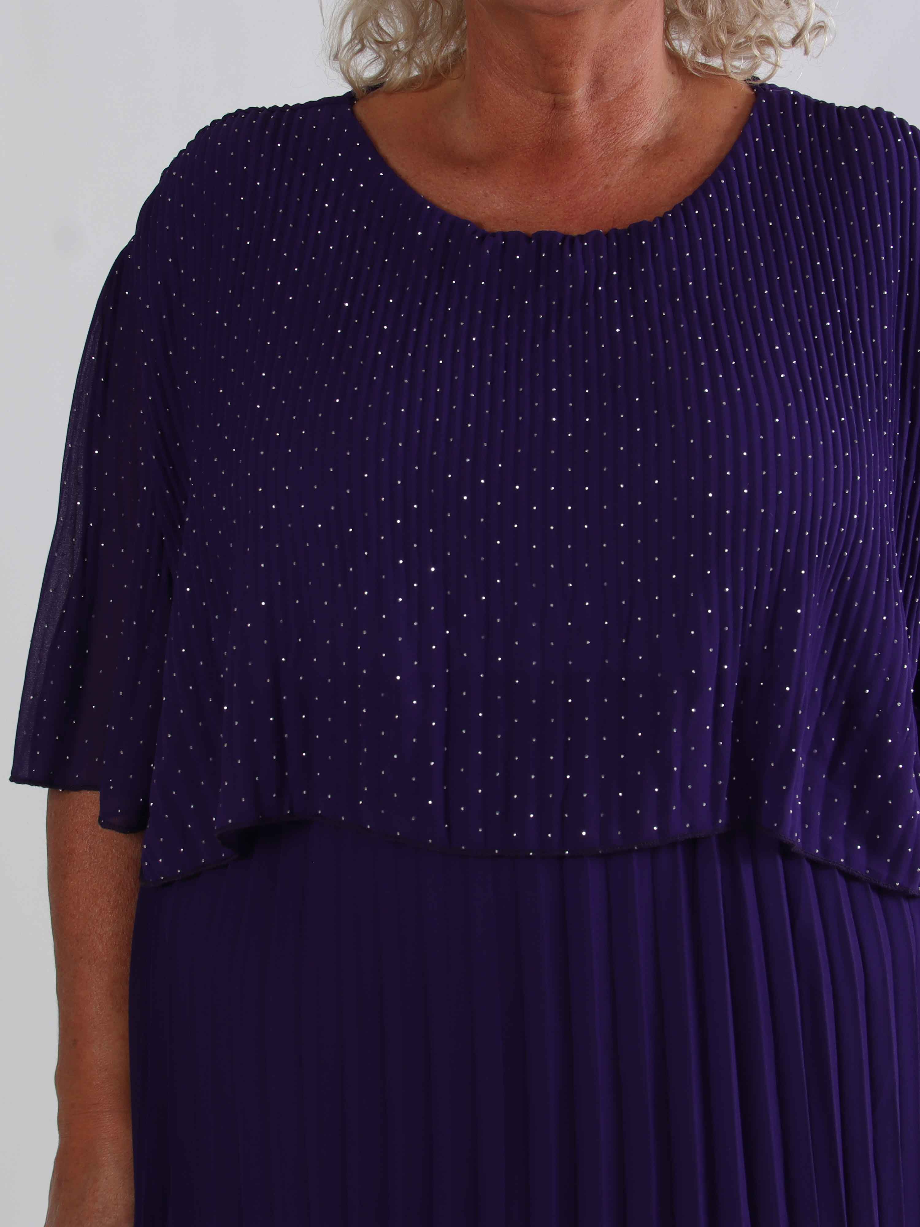 Kristina Crystal - Plisserad plus size klänning med strass och volanglager