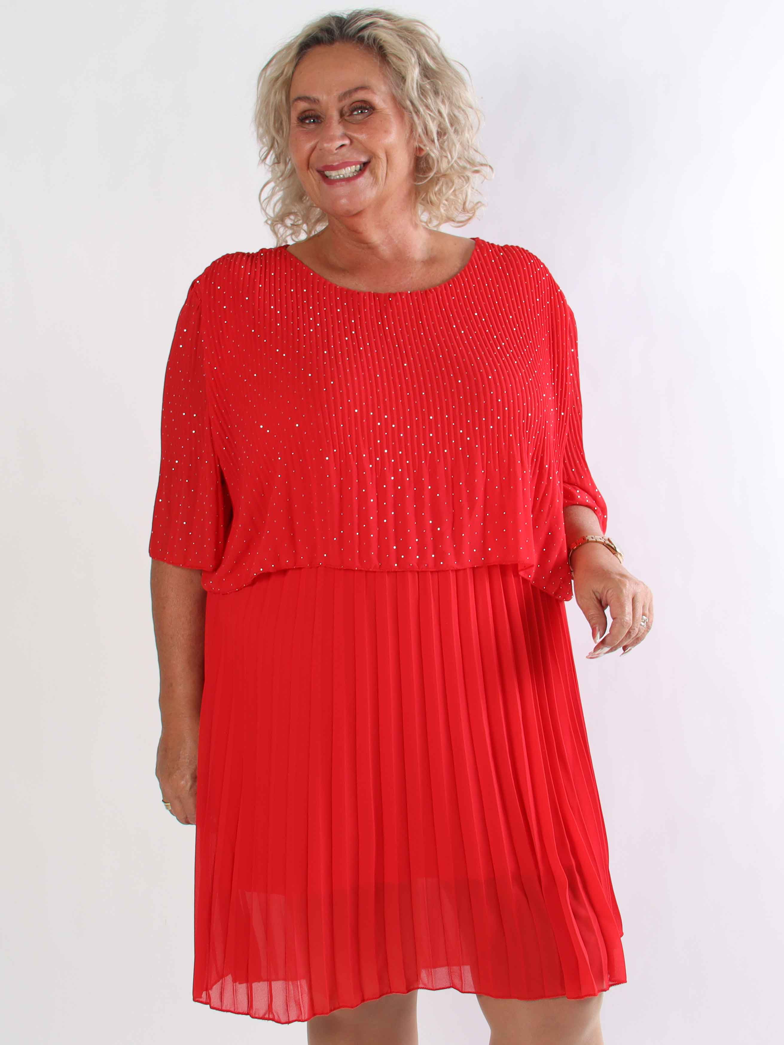 Kristina Crystal - Plisserad plus size klänning med strass och volanglager