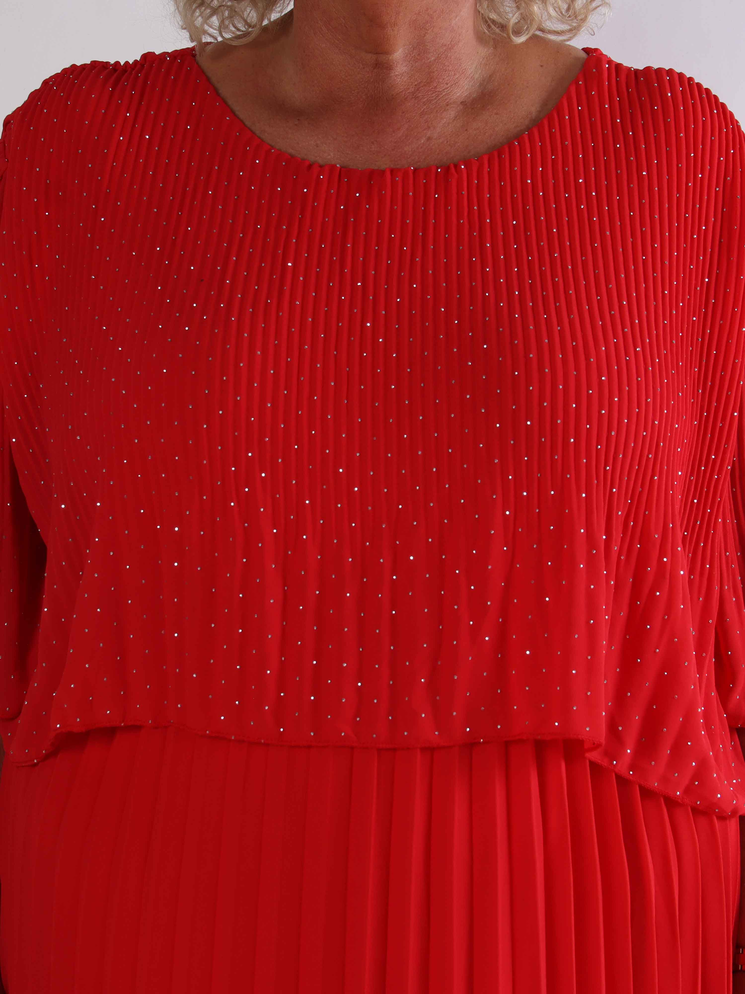 Kristina Crystal - Plisserad plus size klänning med strass och volanglager