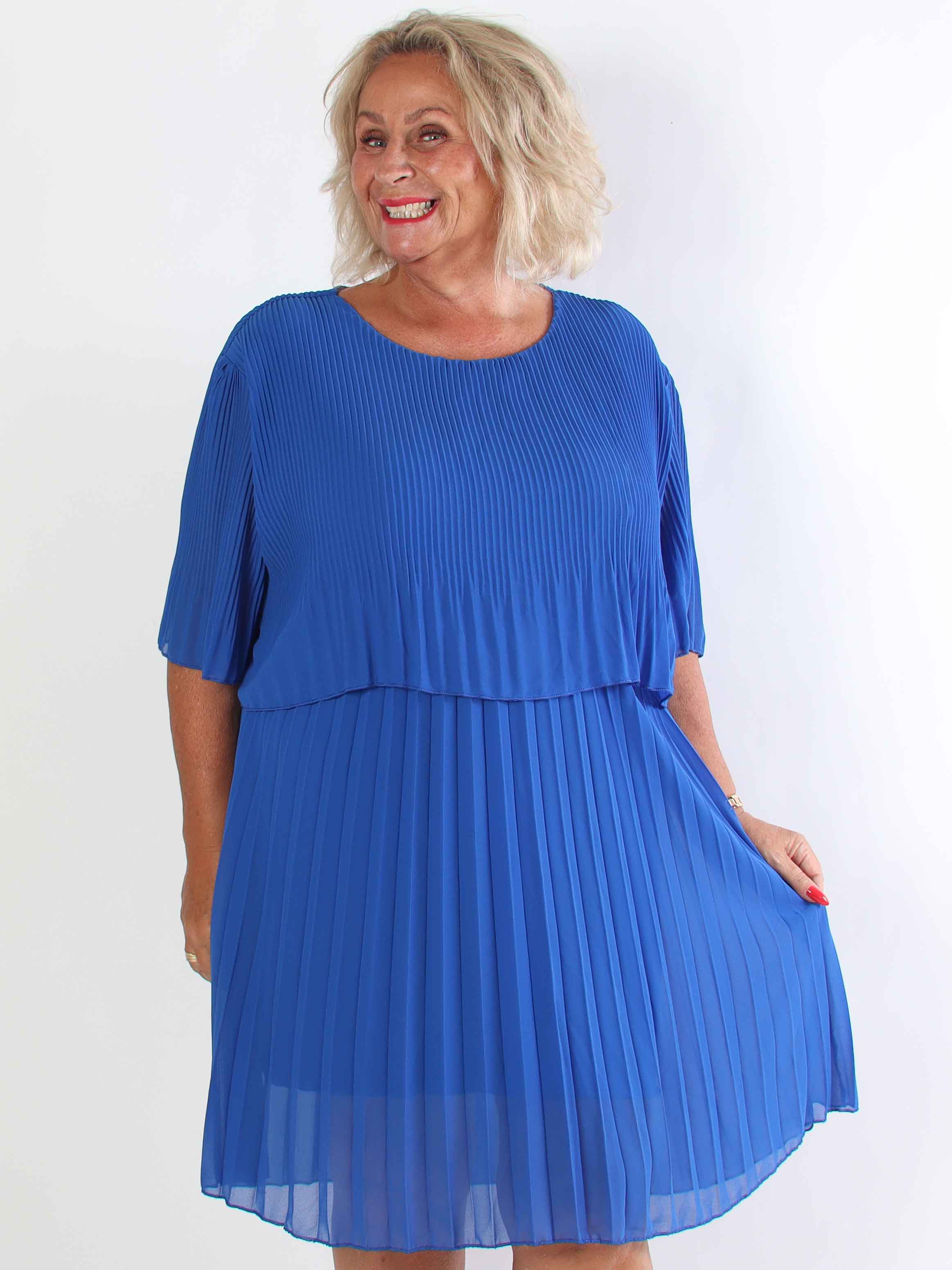 Kristina - Sød plisseret plus size kjole med flæselag