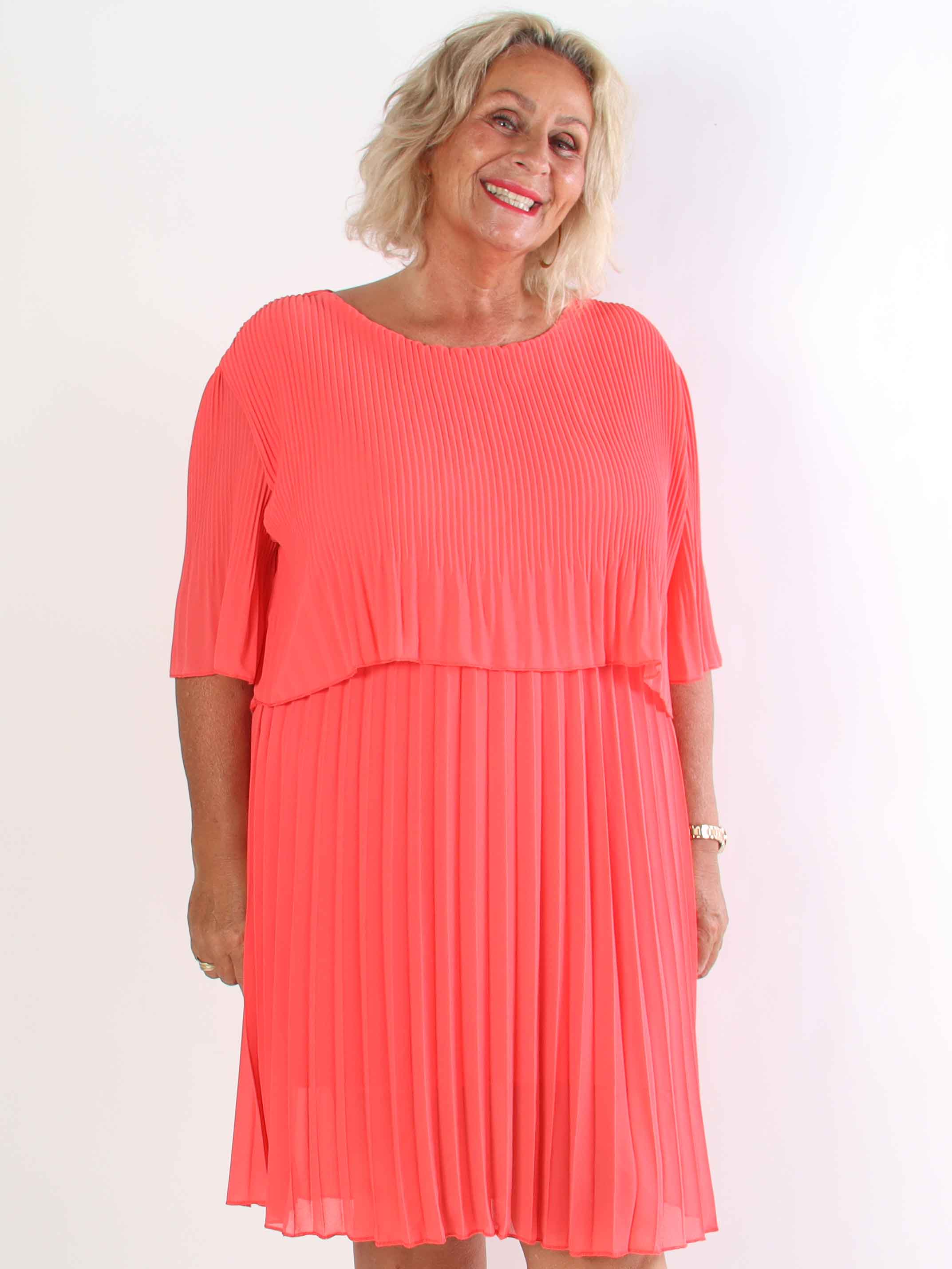 Kristina - Sød plisseret plus size kjole med flæselag