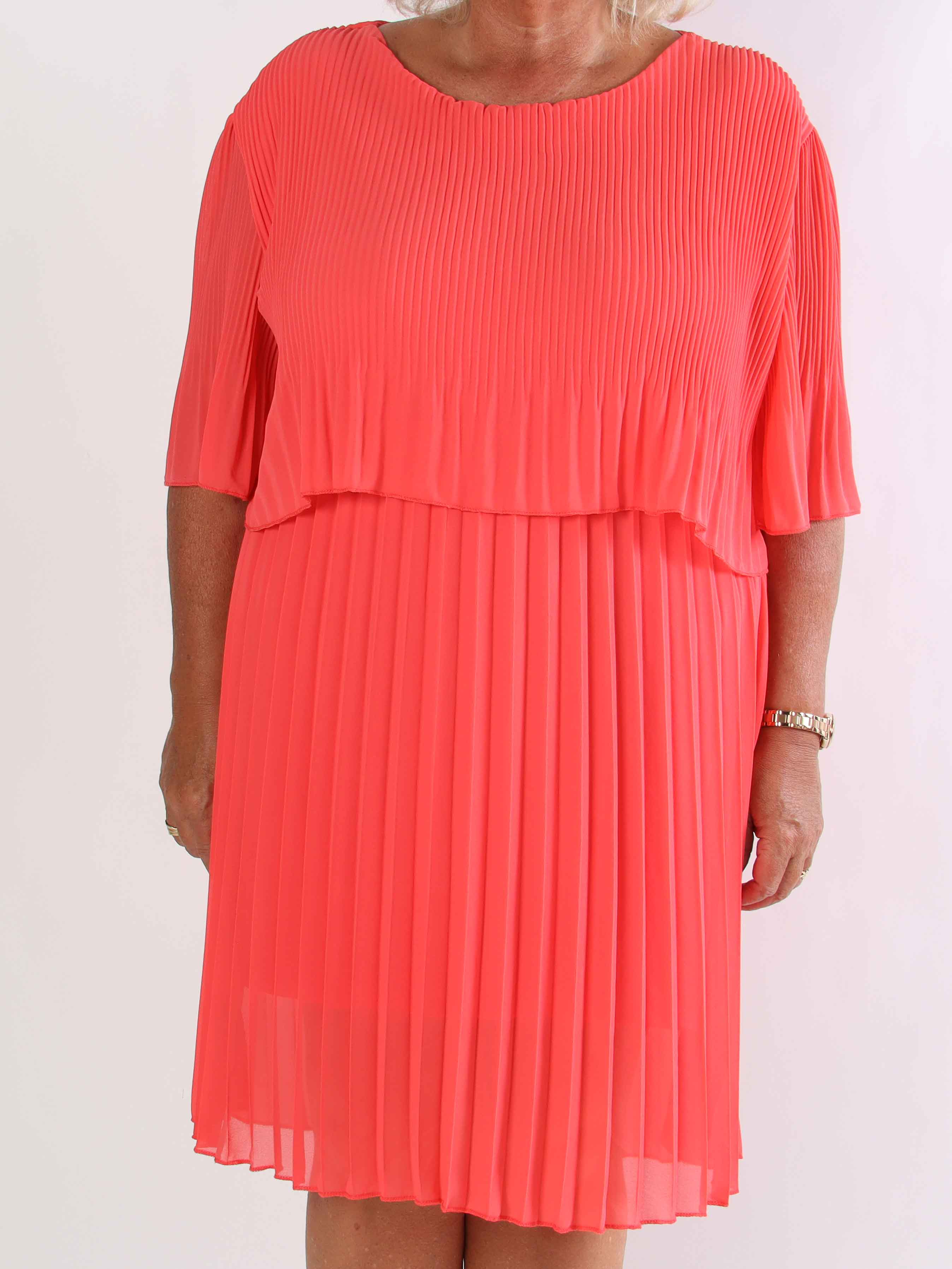 Kristina - Sød plisseret plus size kjole med flæselag