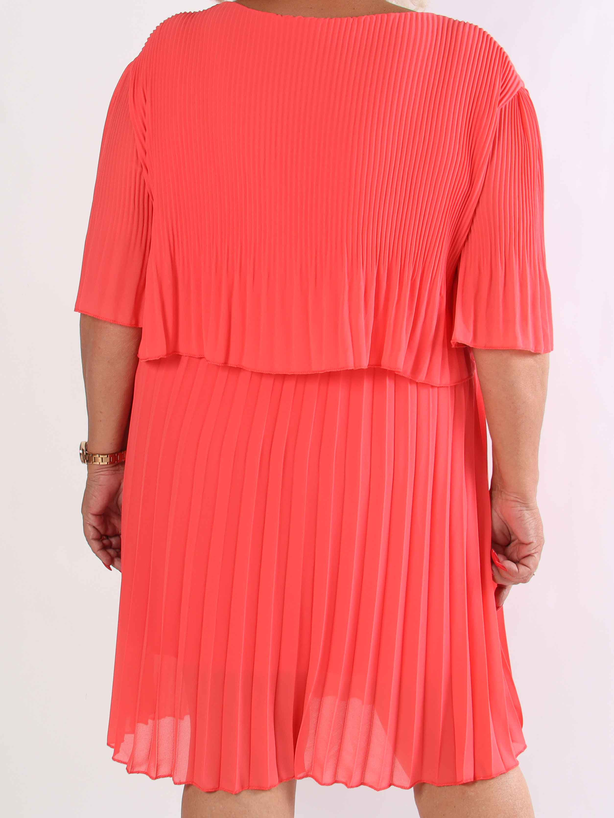 Kristina - Sød plisseret plus size kjole med flæselag