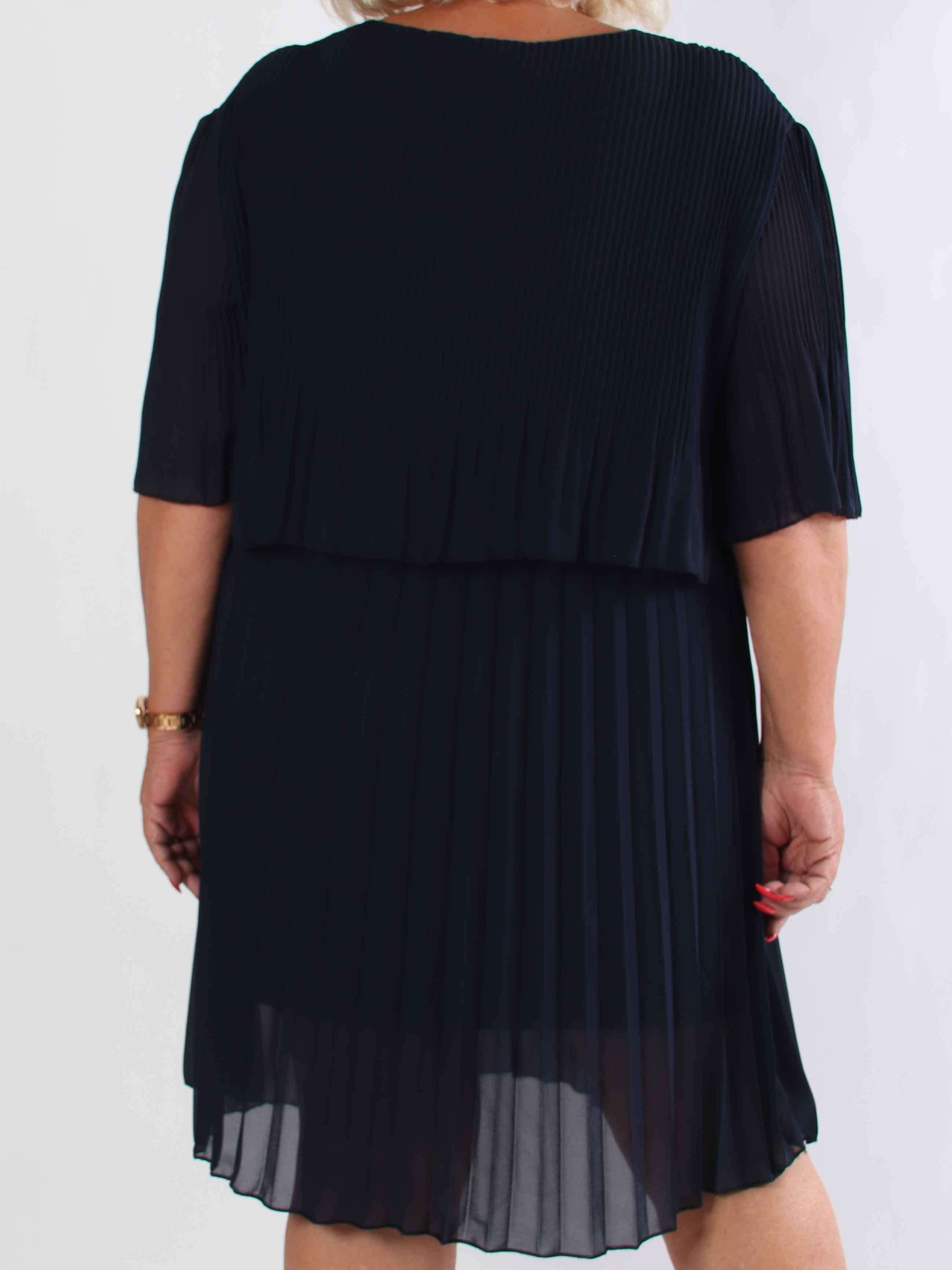 Kristina - Sød plisseret plus size kjole med flæselag