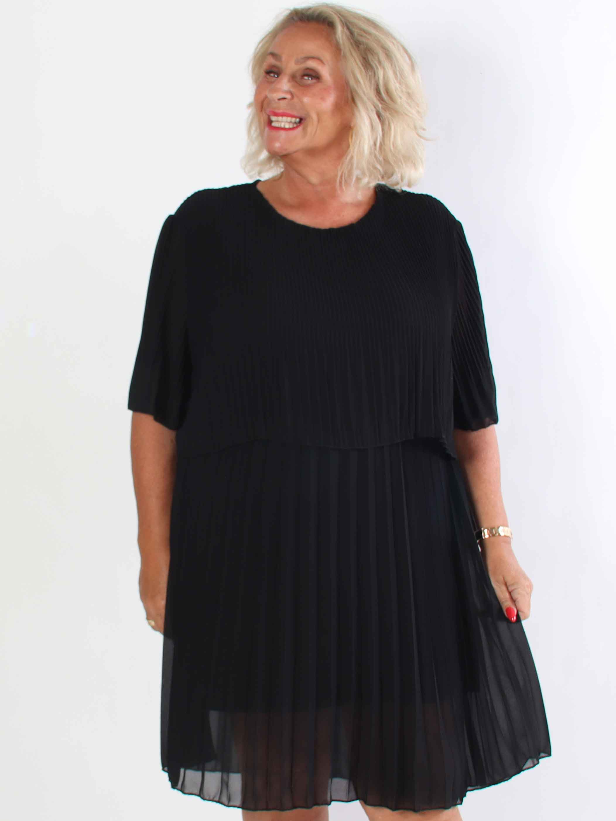 Kristina - Sød plisseret plus size kjole med flæselag