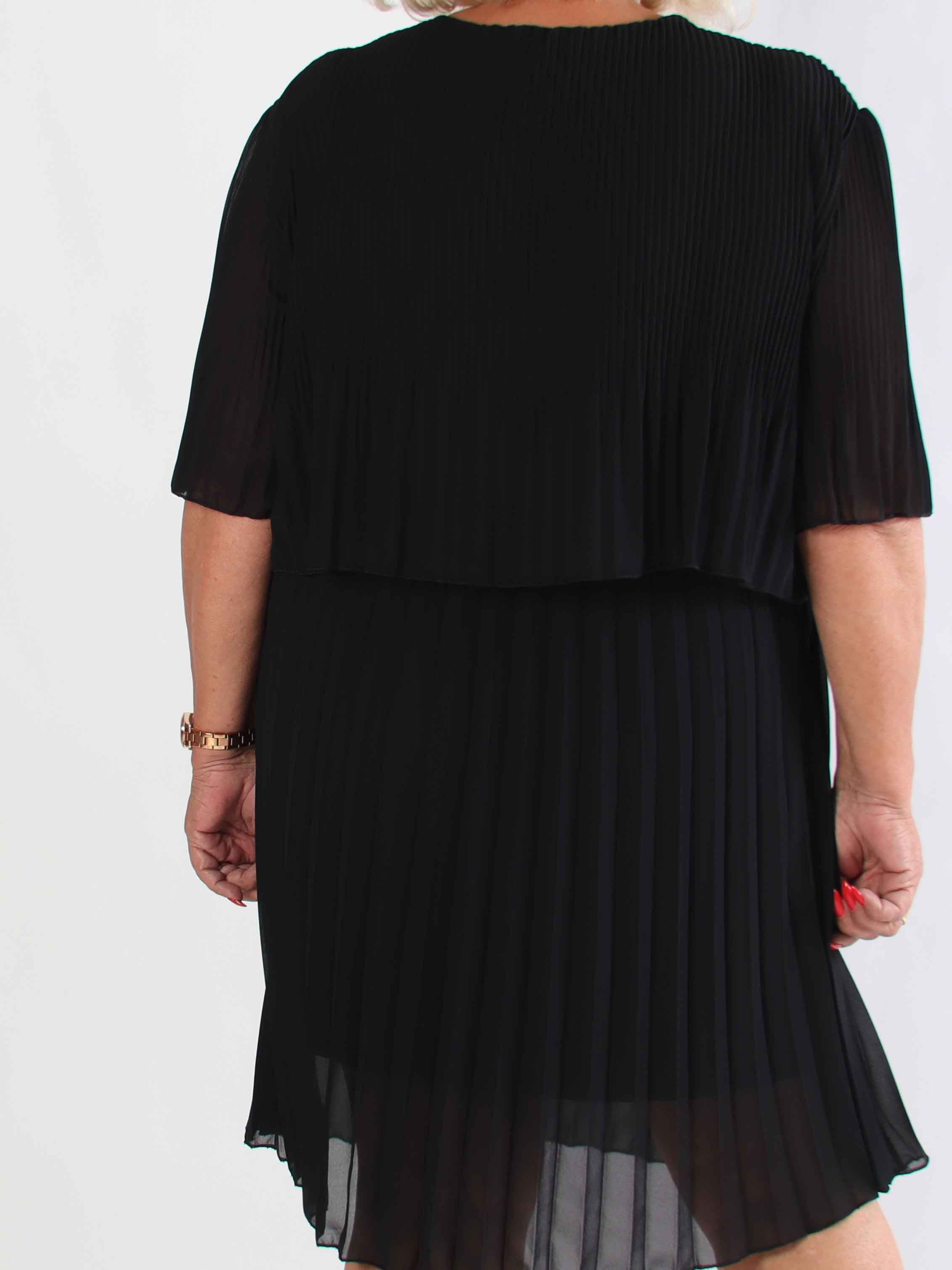 Kristina - Sød plisseret plus size kjole med flæselag