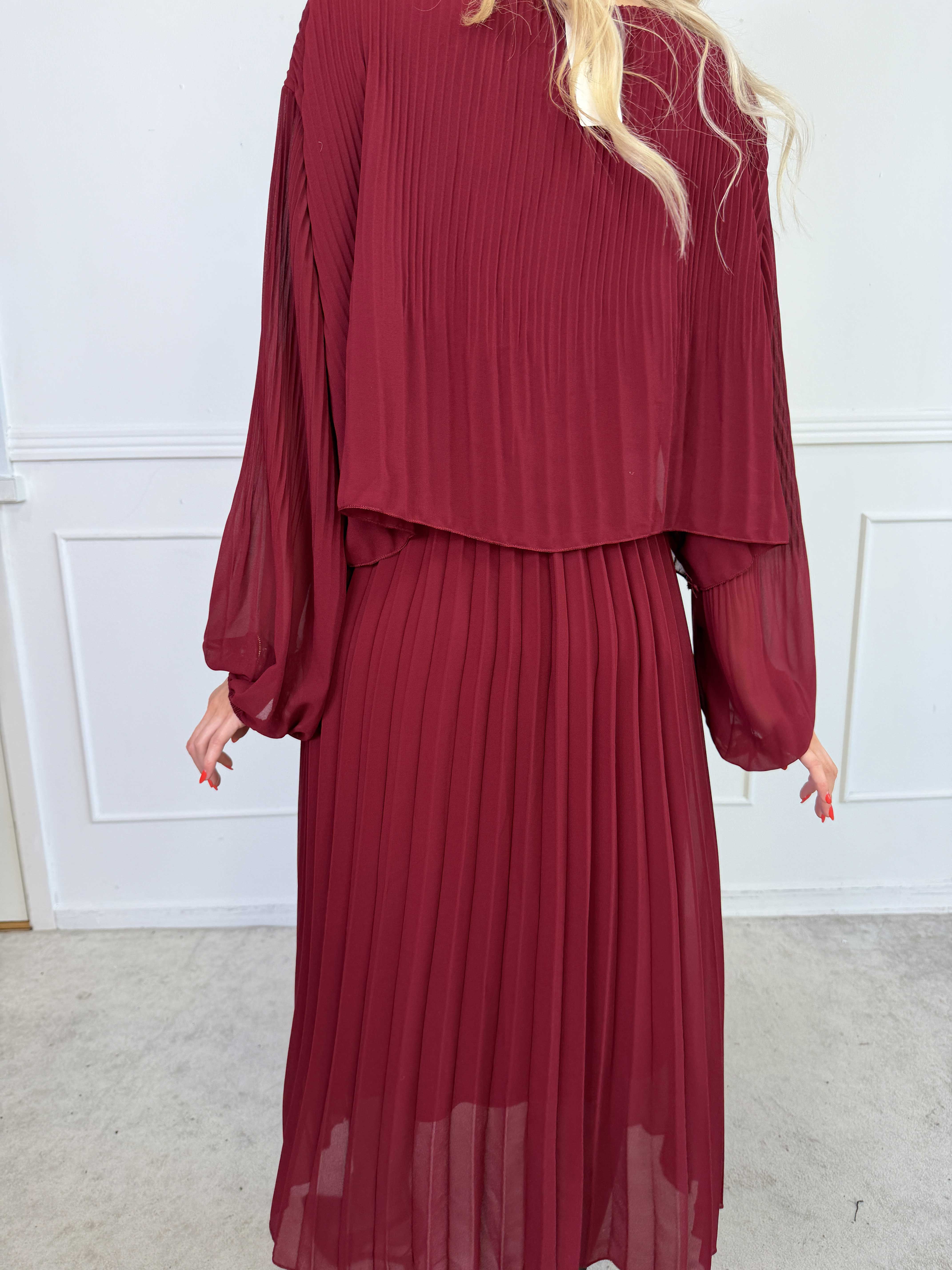 Kristina Long - Langærmet plus size kjole med plisseringer