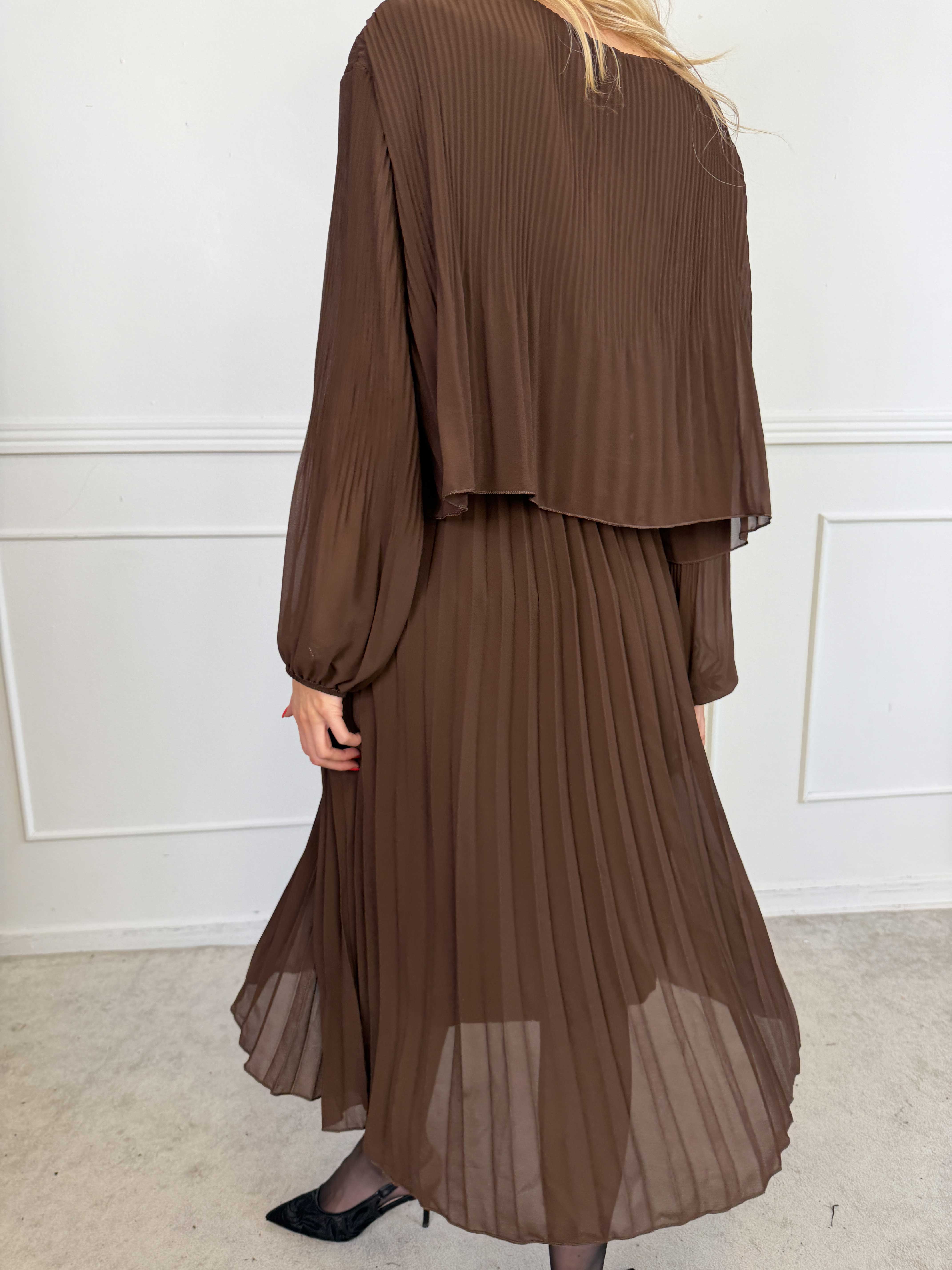 Kristina Long - Langærmet plus size kjole med plisseringer