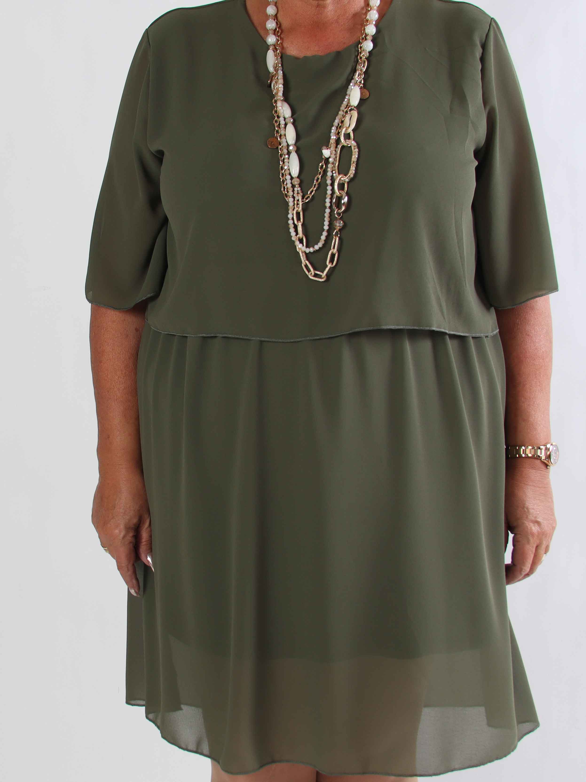 Kristina Plain - Söt plain plus size klänning i chiffong med volanglager