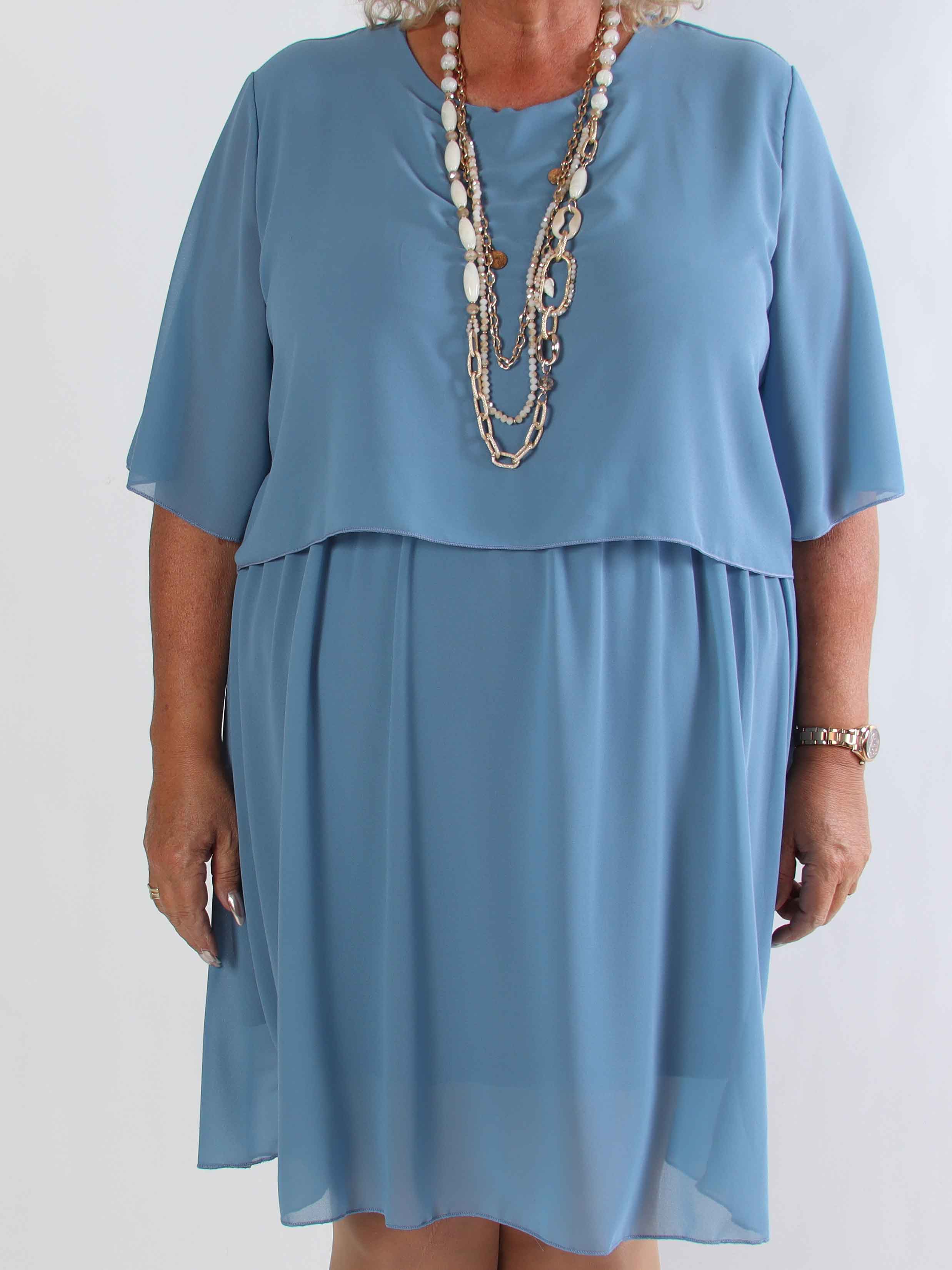 Kristina Plain - Söt plain plus size klänning i chiffong med volanglager