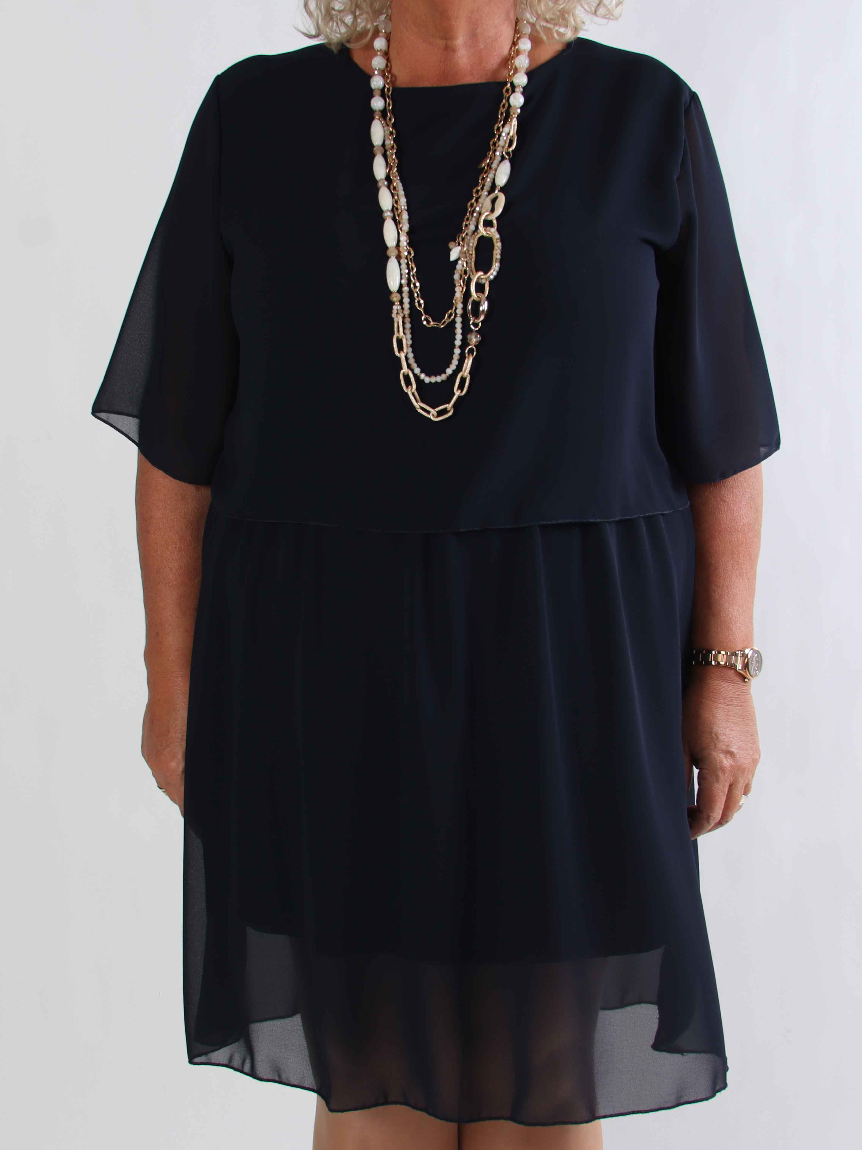 Kristina Plain - Söt plain plus size klänning i chiffong med volanglager