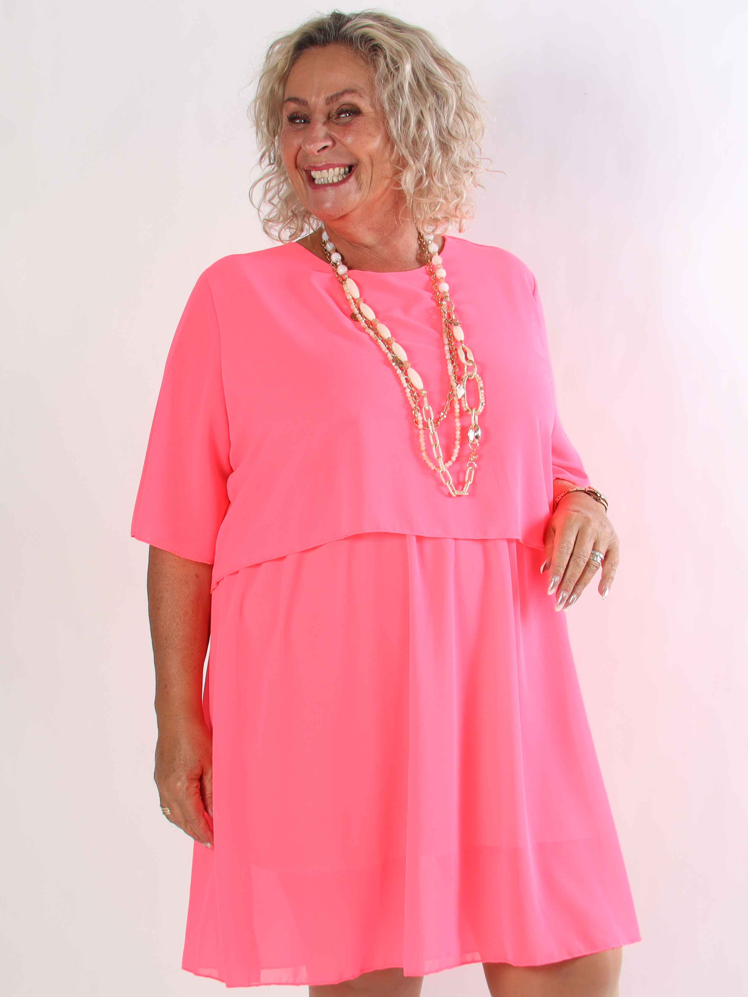 Kristina Plain - Söt plain plus size klänning i chiffong med volanglager