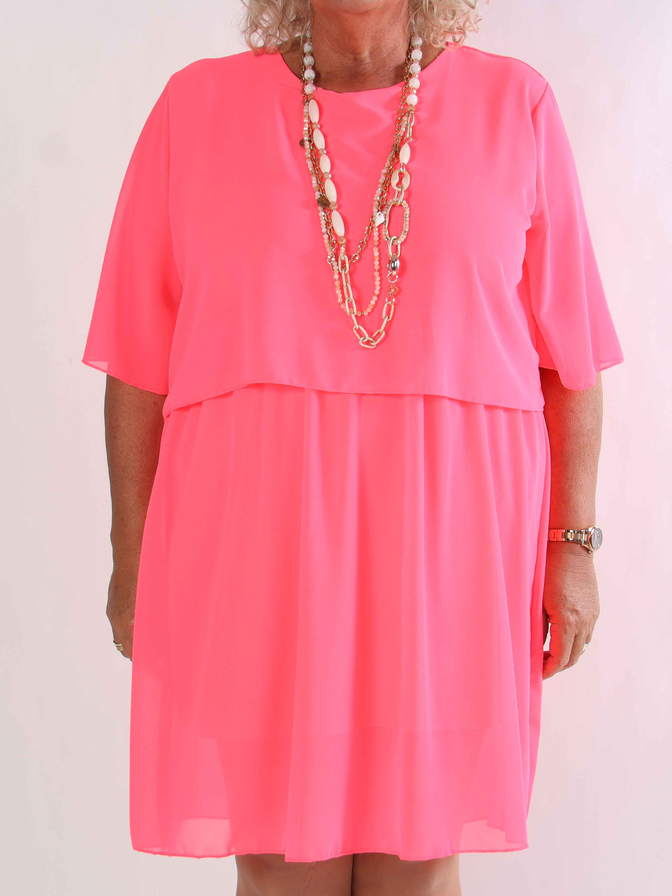 Kristina Plain - Söt plain plus size klänning i chiffong med volanglager