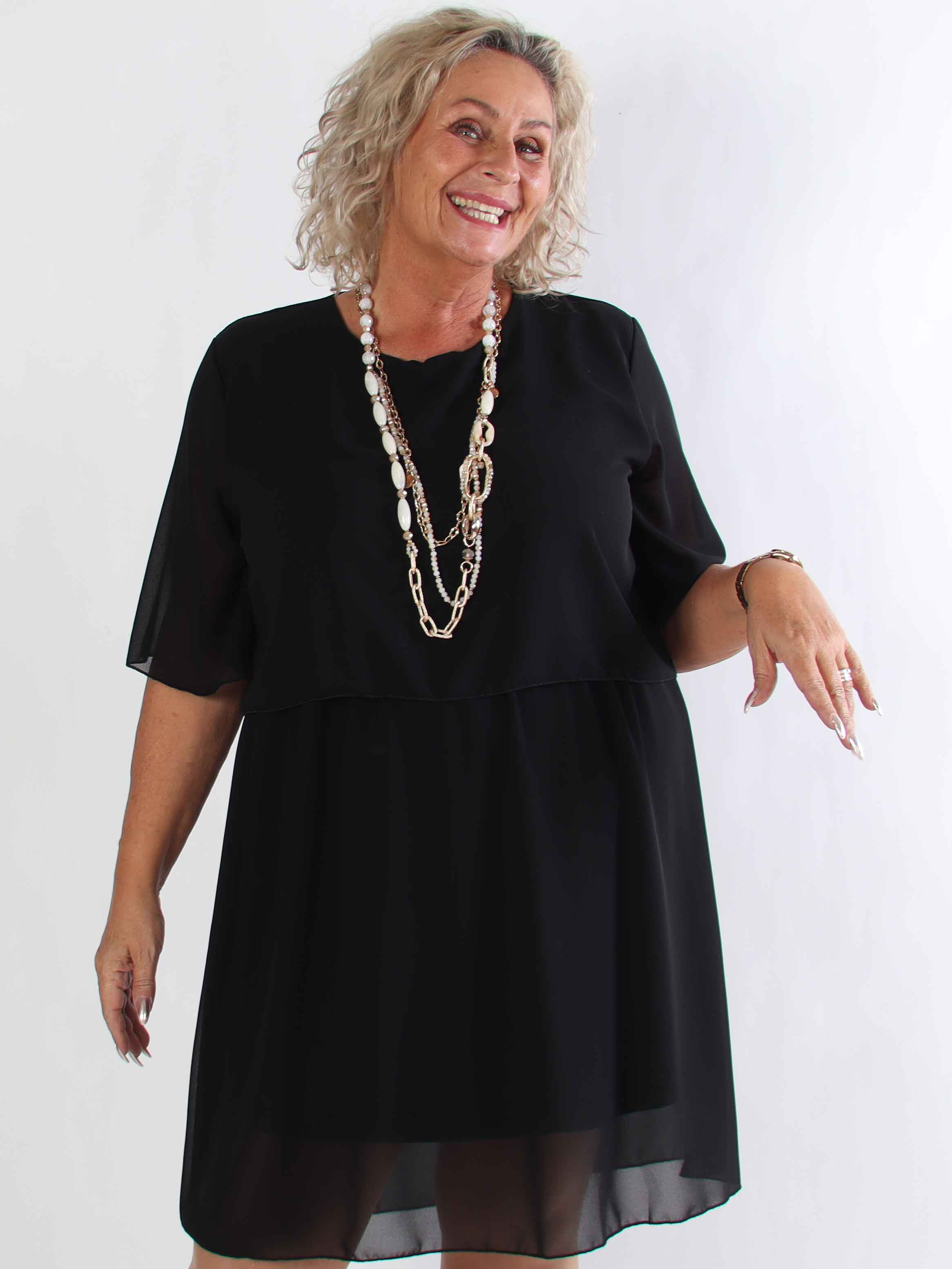 Kristina Plain - Söt plain plus size klänning i chiffong med volanglager