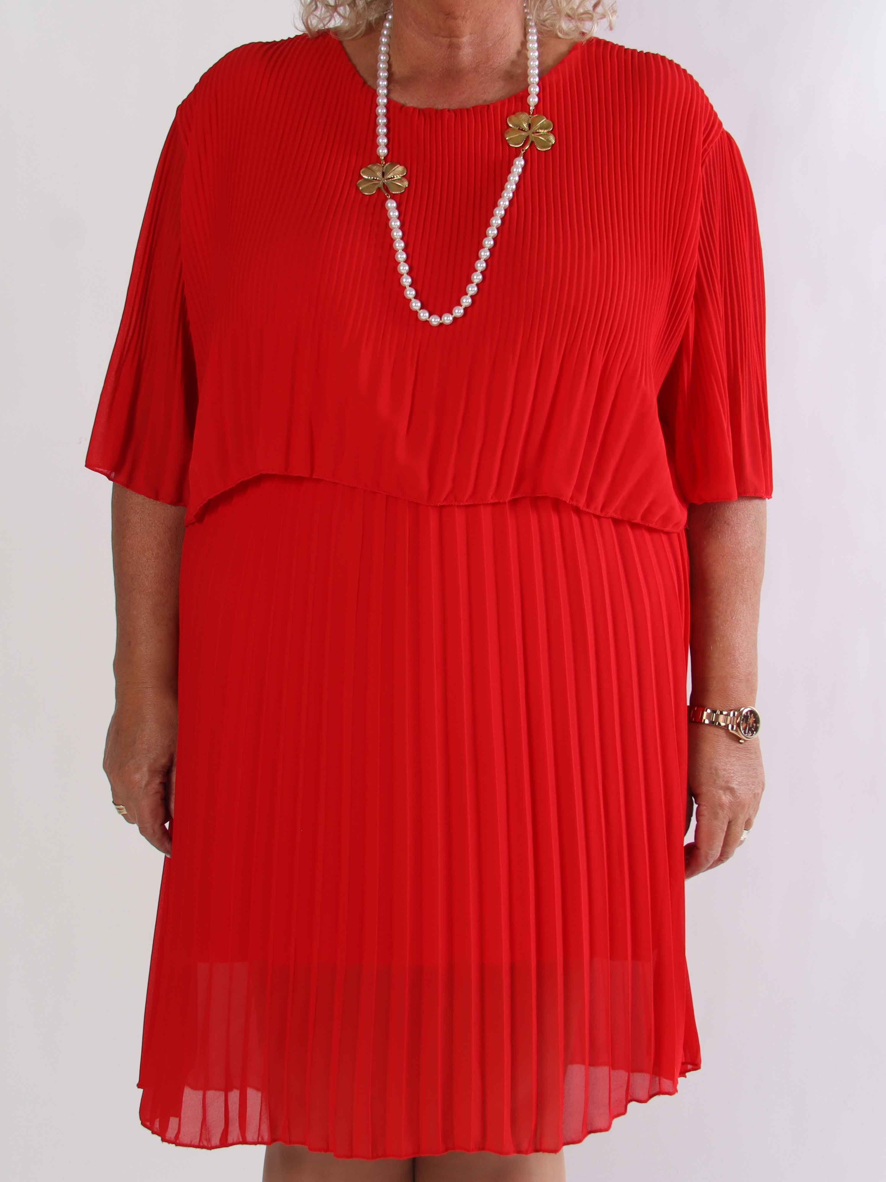 Kristina - Sød plisseret plus size kjole med flæselag