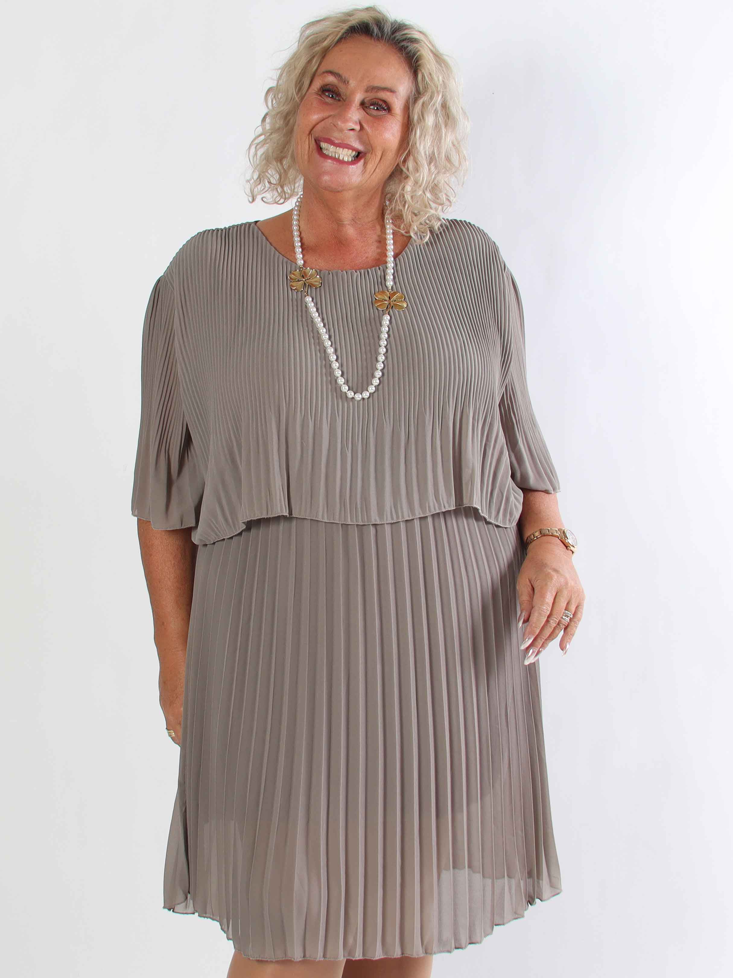 Kristina - Sød plisseret plus size kjole med flæselag