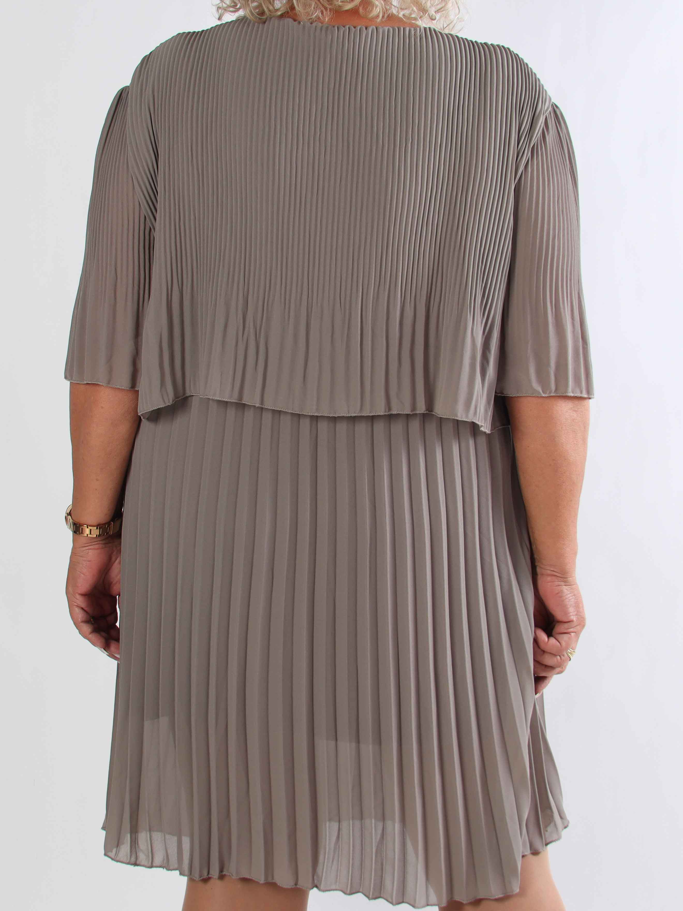 Kristina - Sød plisseret plus size kjole med flæselag