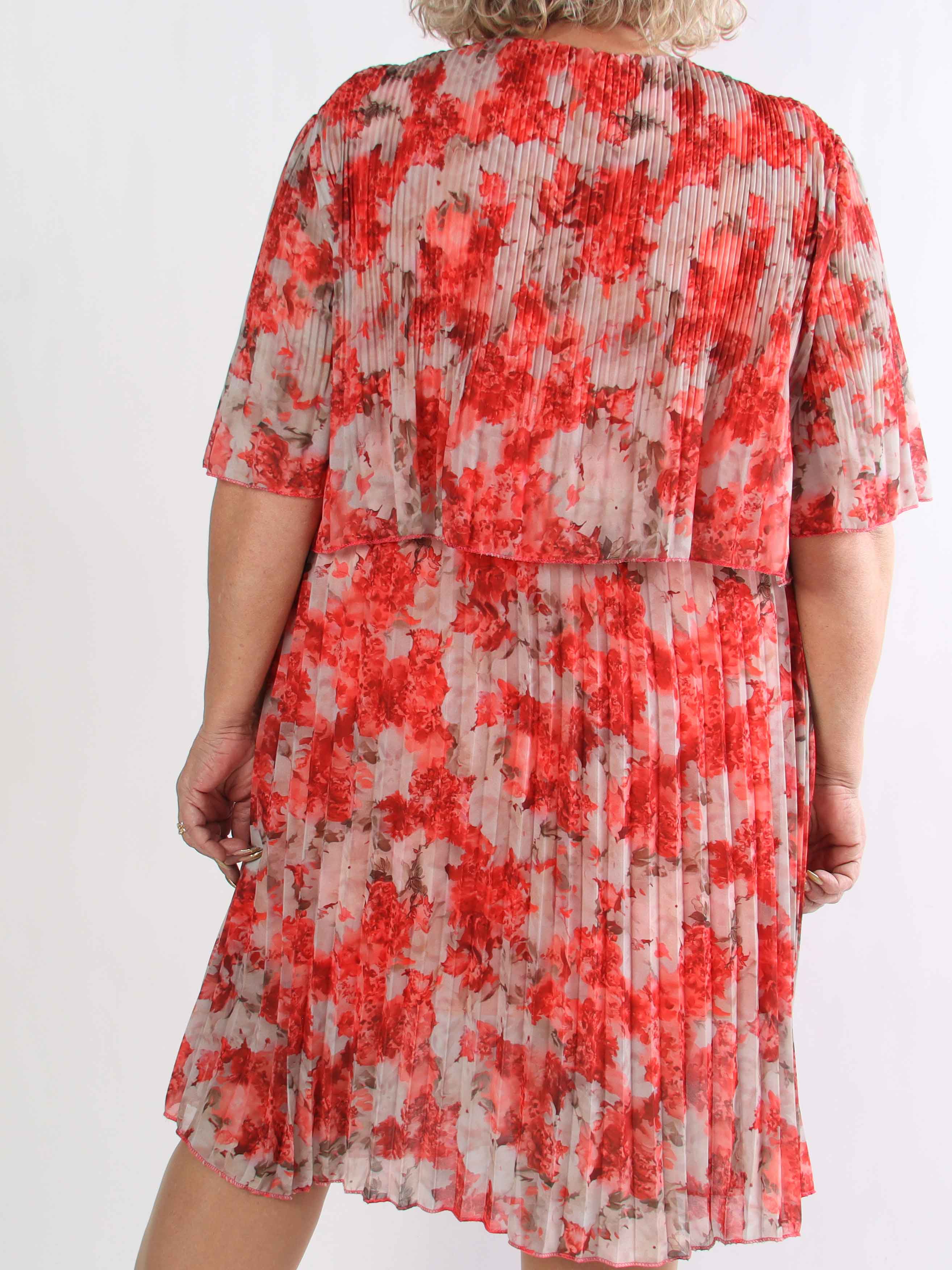 Kristina Flower - Sød blomstret plus size kjole med flæselag