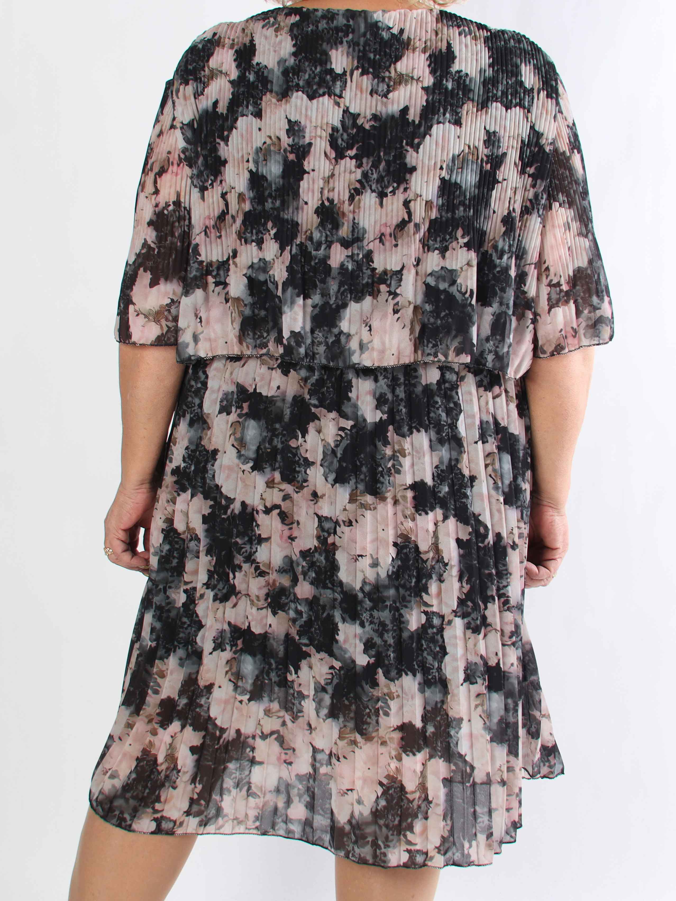 Kristina Flower - Sød blomstret plus size kjole med flæselag