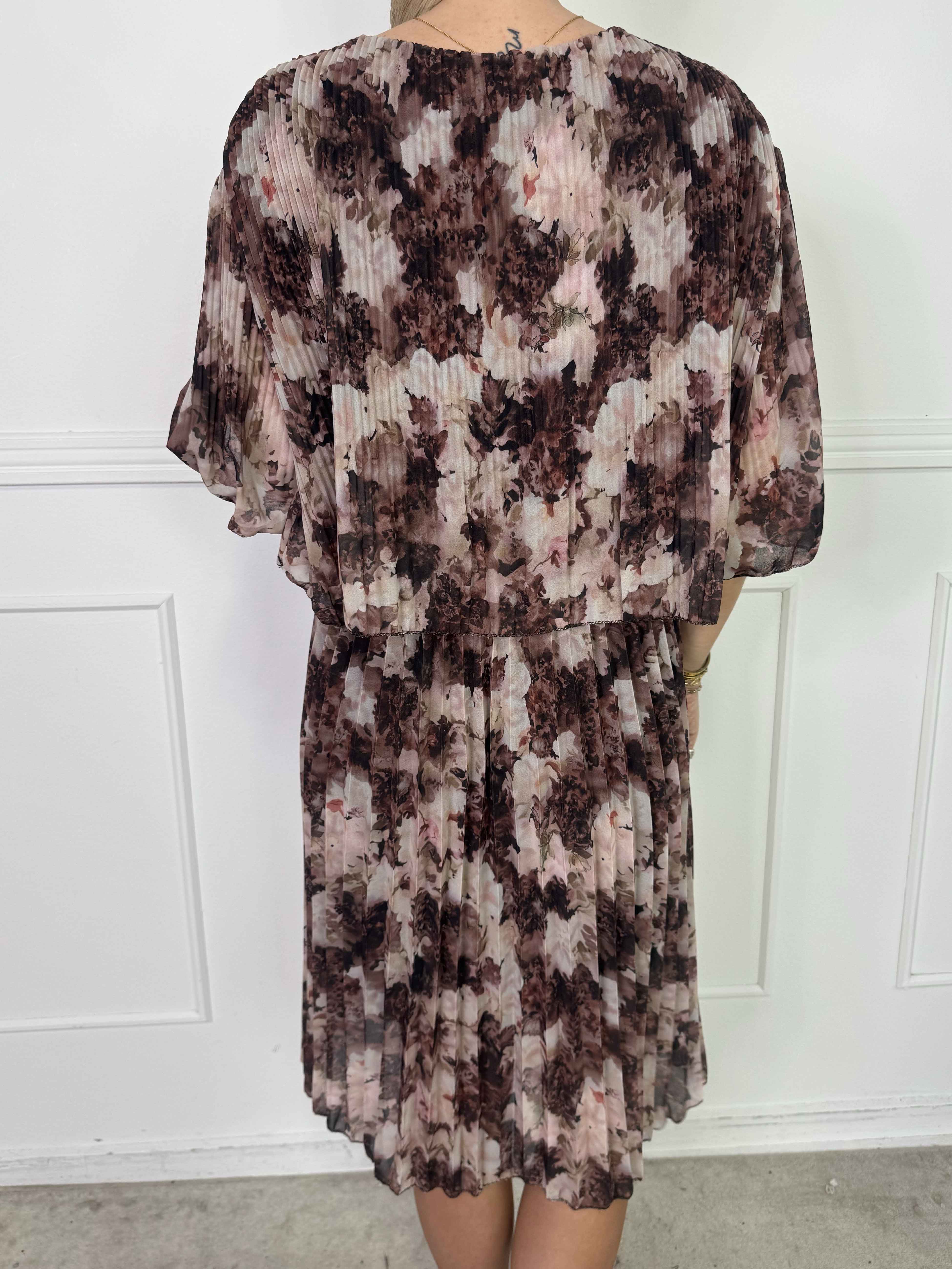 Kristina Flower - Sød blomstret plisseret kjole med flæselag