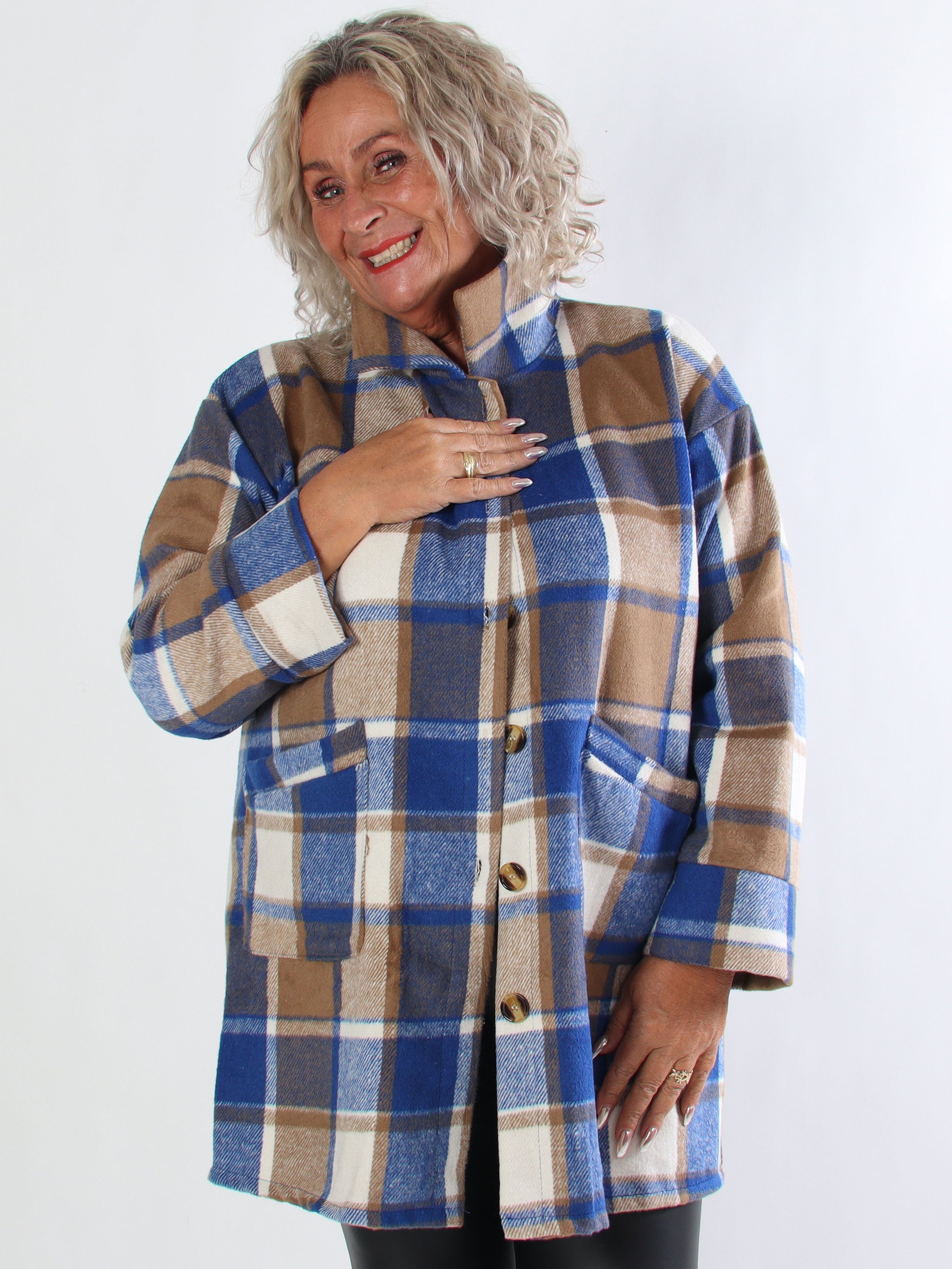 Lagos - Mjuk rutig plus size skjortjacka i viskos