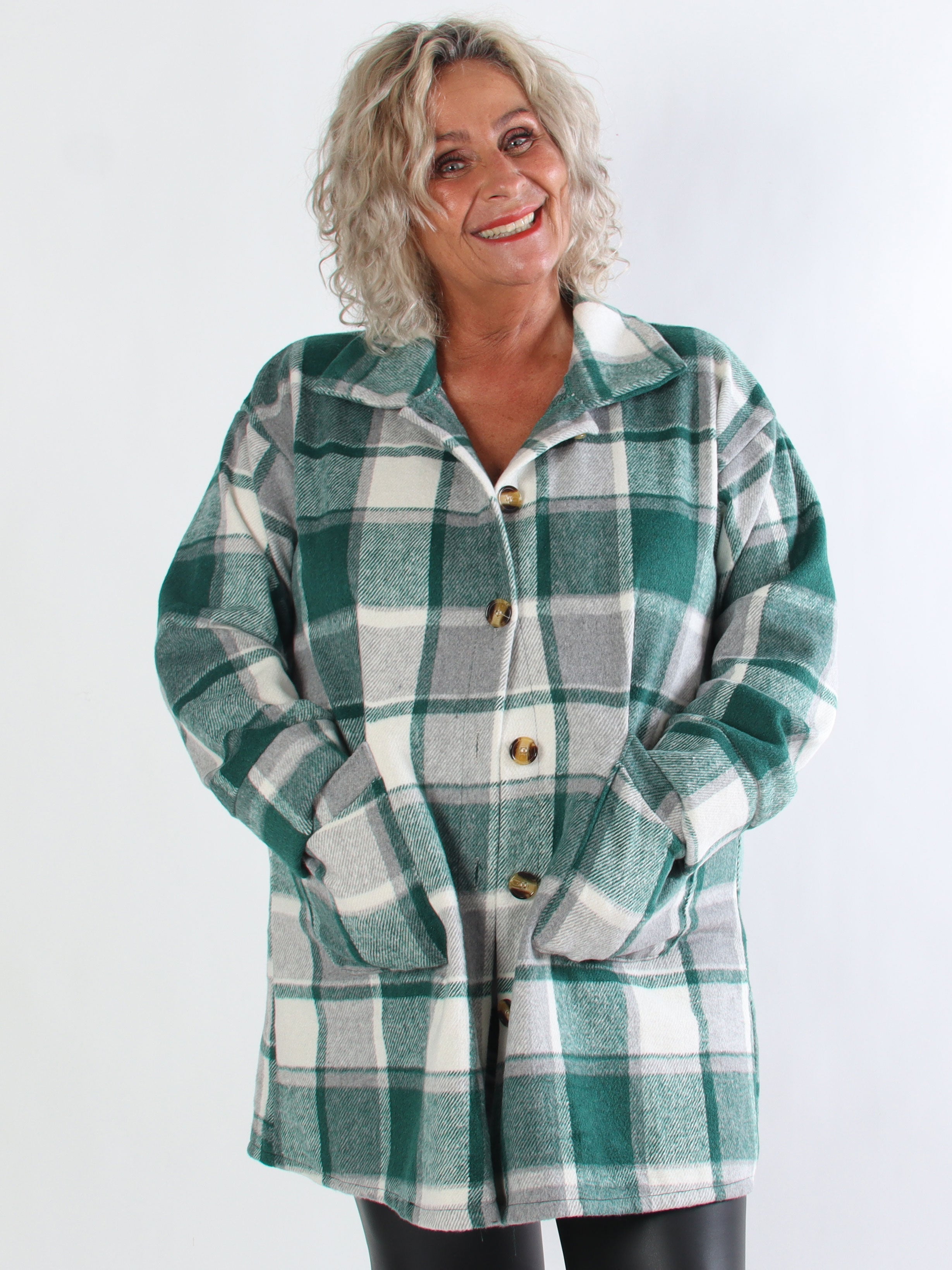 Lagos - Mjuk rutig plus size skjortjacka i viskos