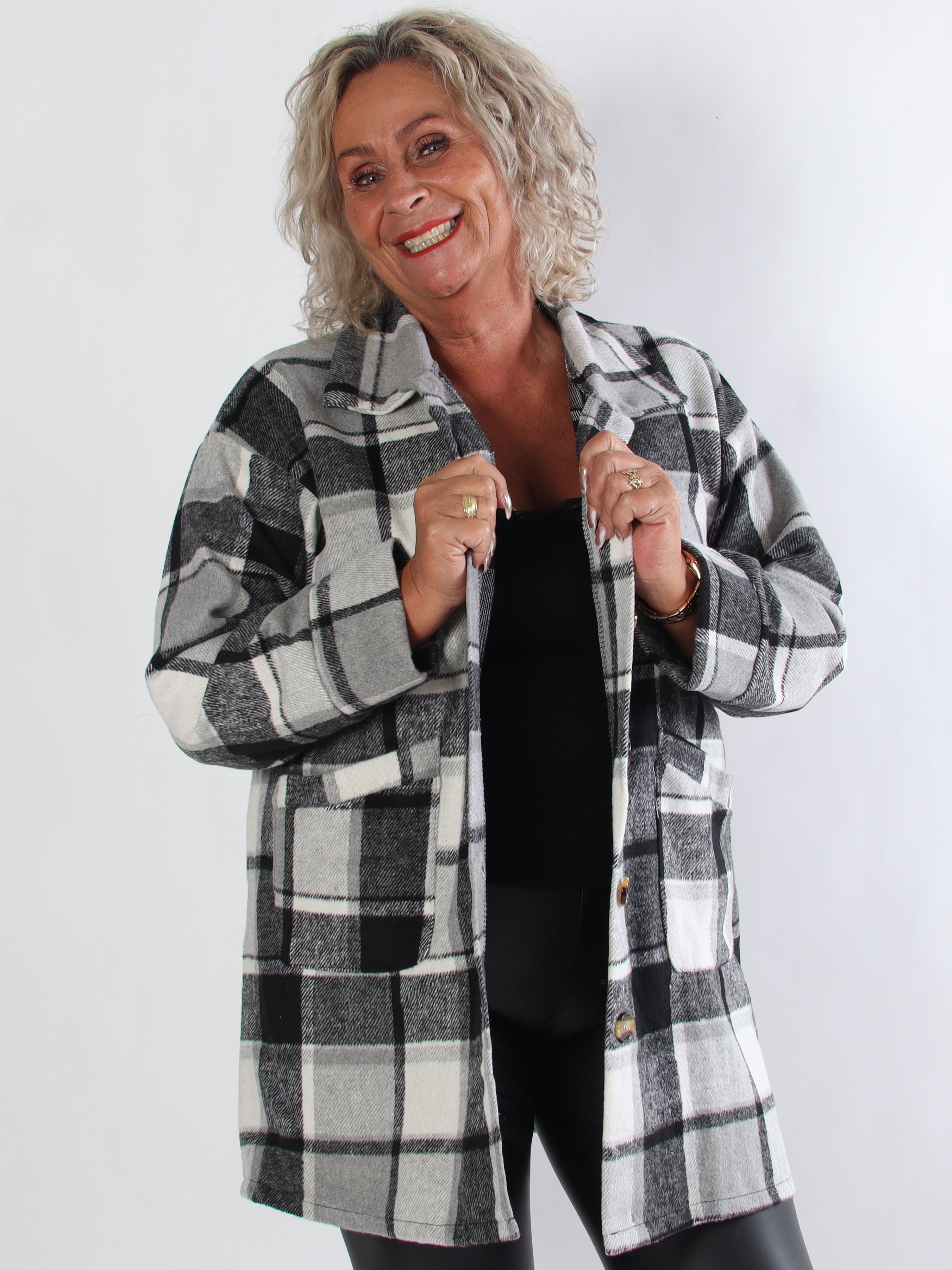 Lagos - Mjuk rutig plus size skjortjacka i viskos