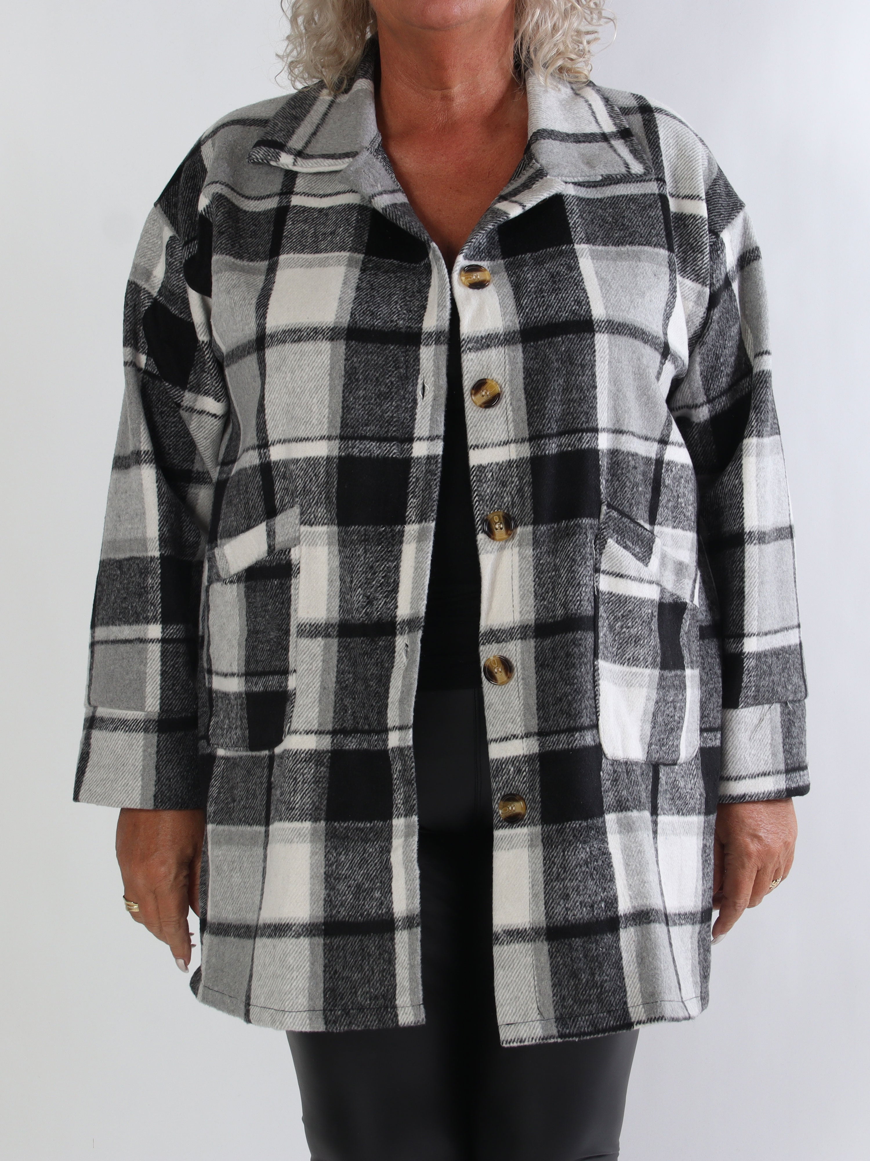 Lagos - Mjuk rutig plus size skjortjacka i viskos