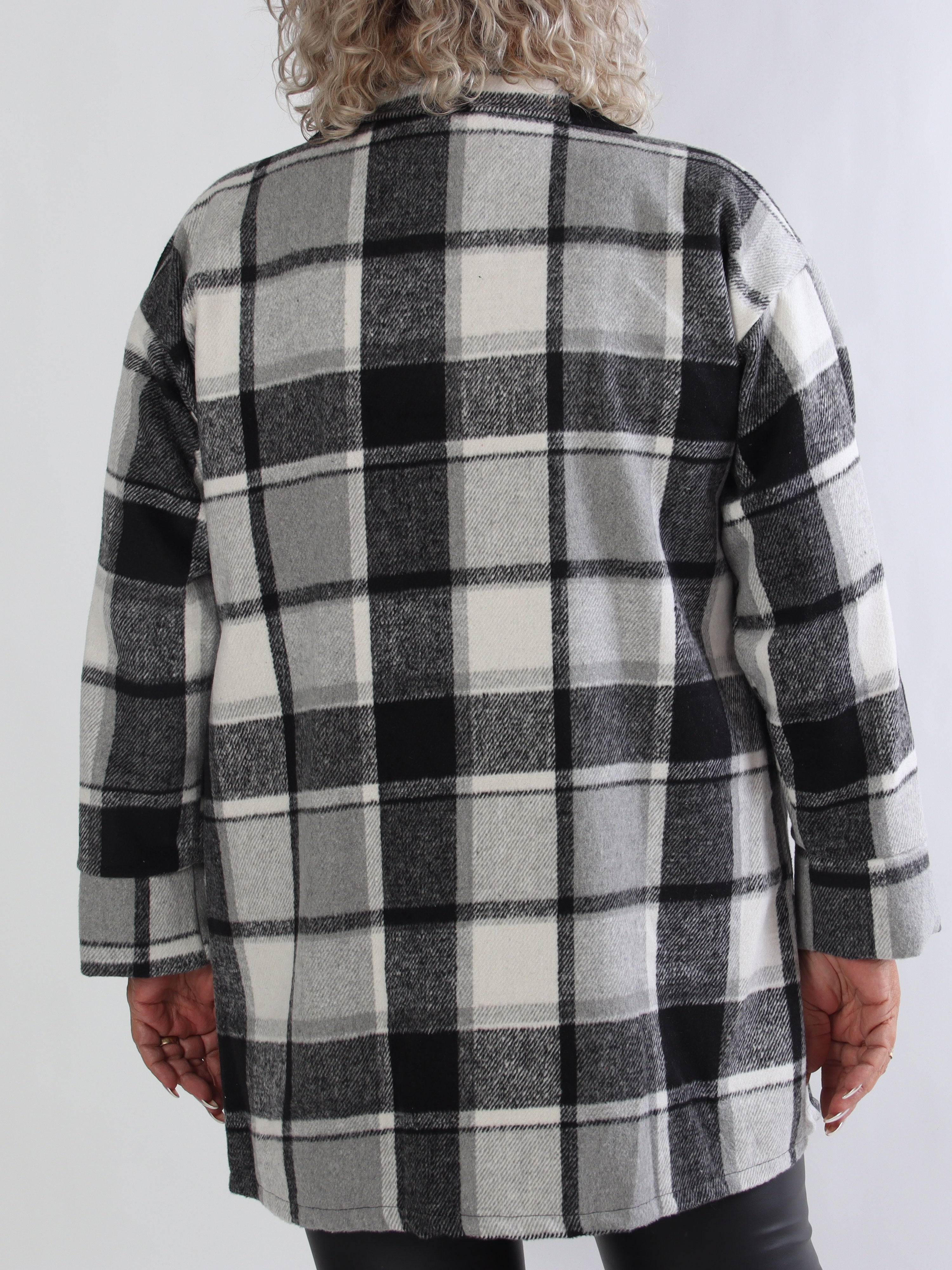 Lagos - Mjuk rutig plus size skjortjacka i viskos