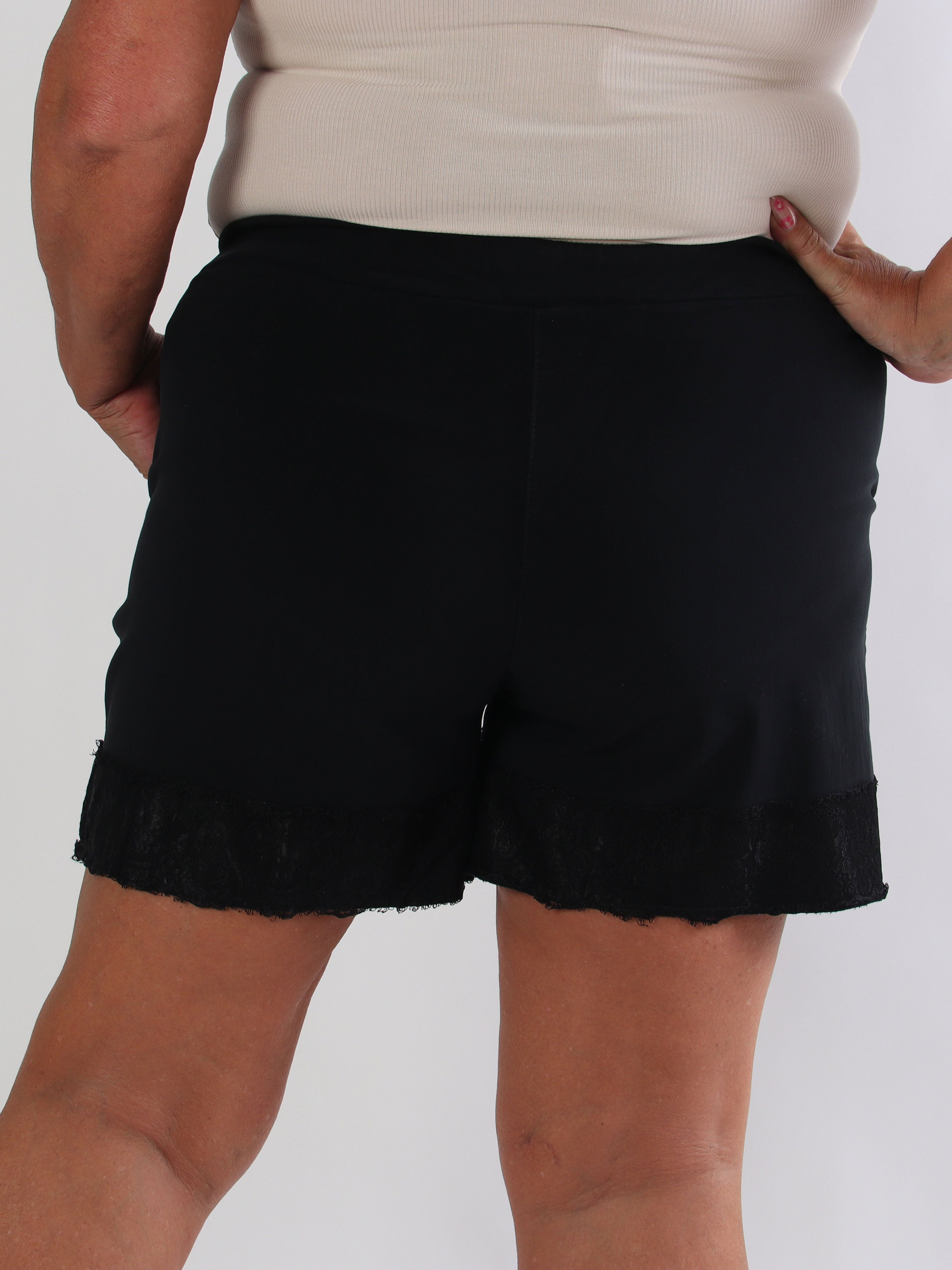 Lai - Skønne plus size shorts i en viskoseblanding med fine blondekanter