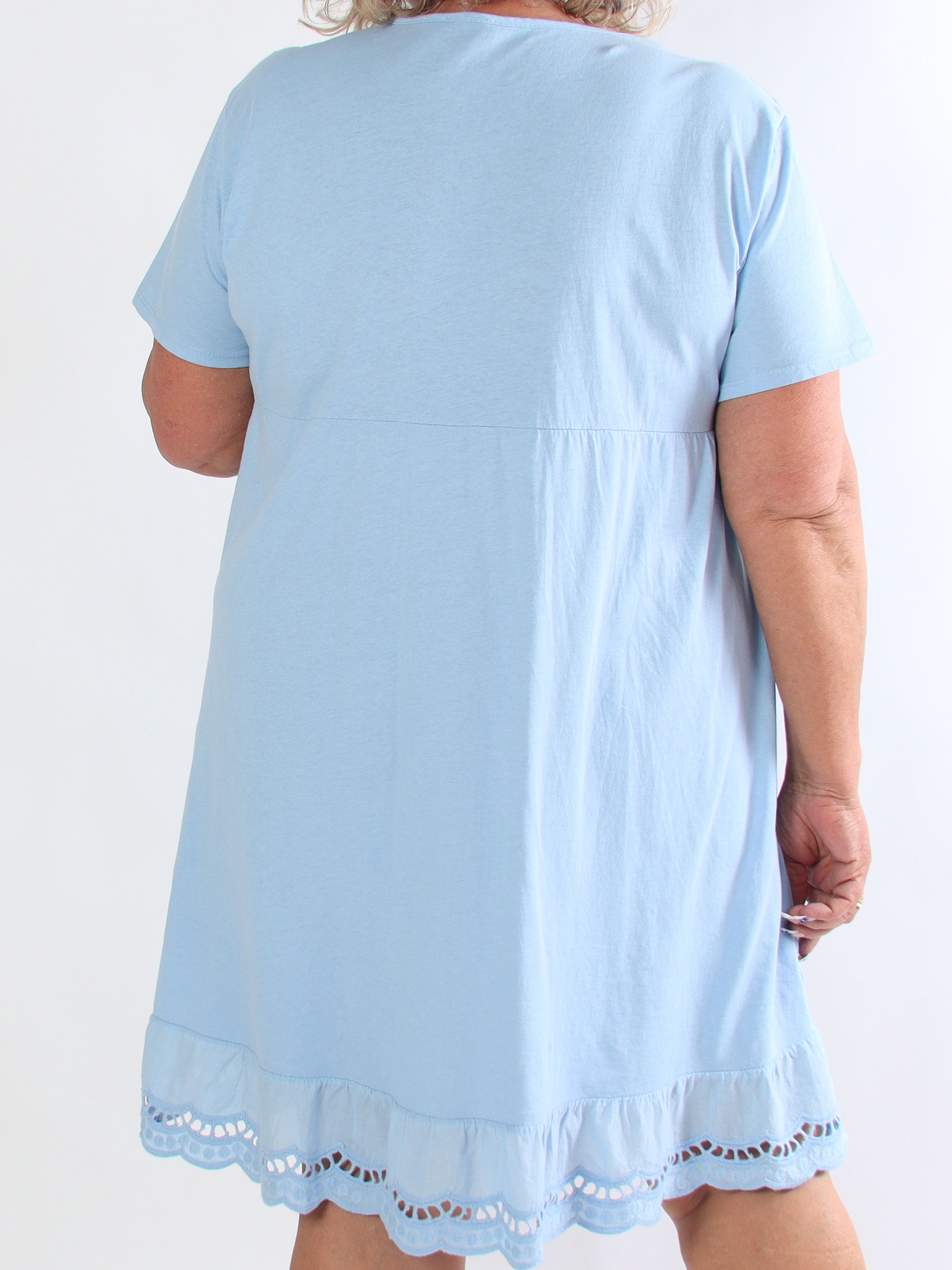 Laiba - Plus size kjole i bomuld med t-shirt ærmer og broderet flæsekant forneden