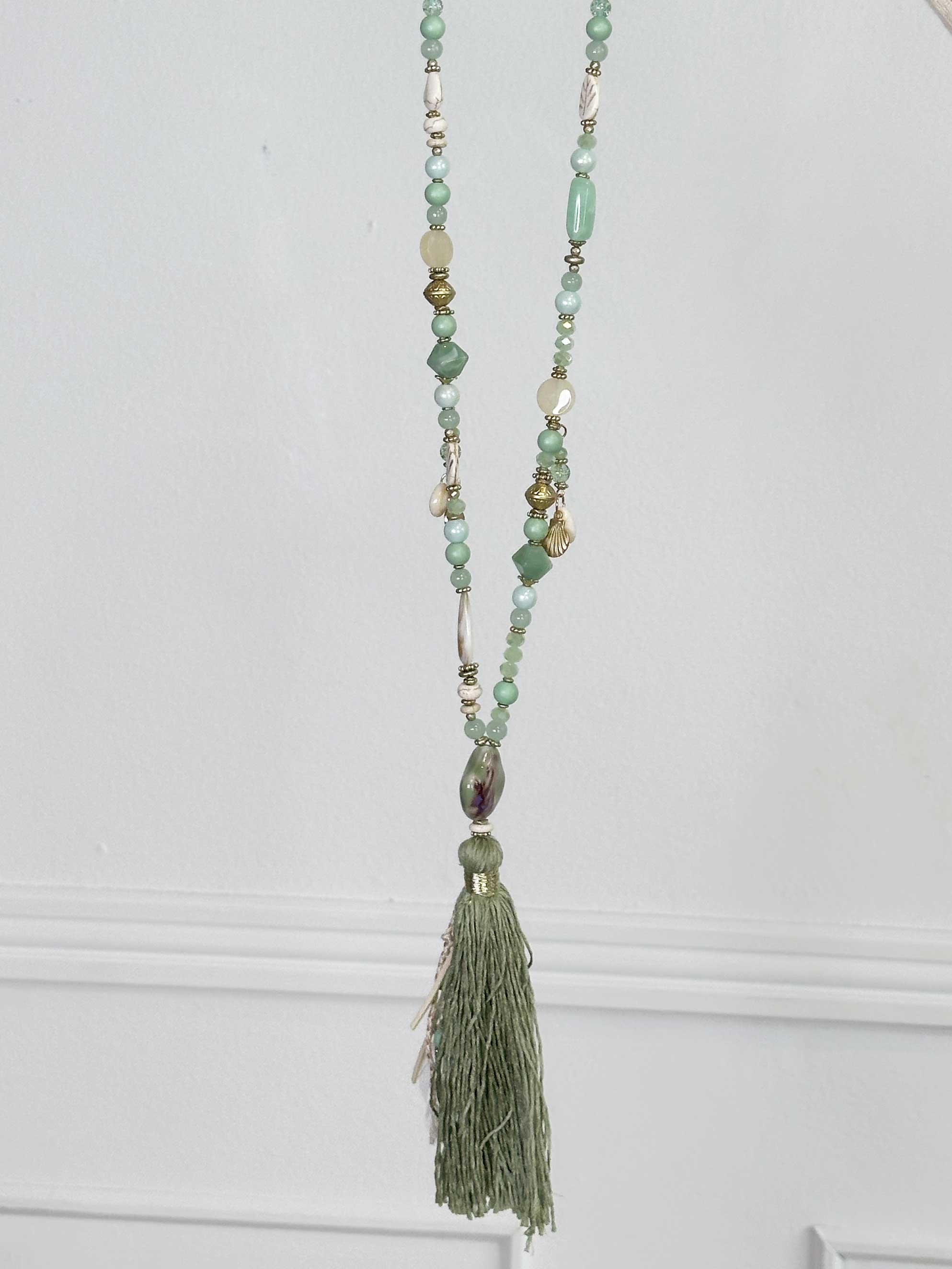 Laike - Pärlhalsband med snäckhänge