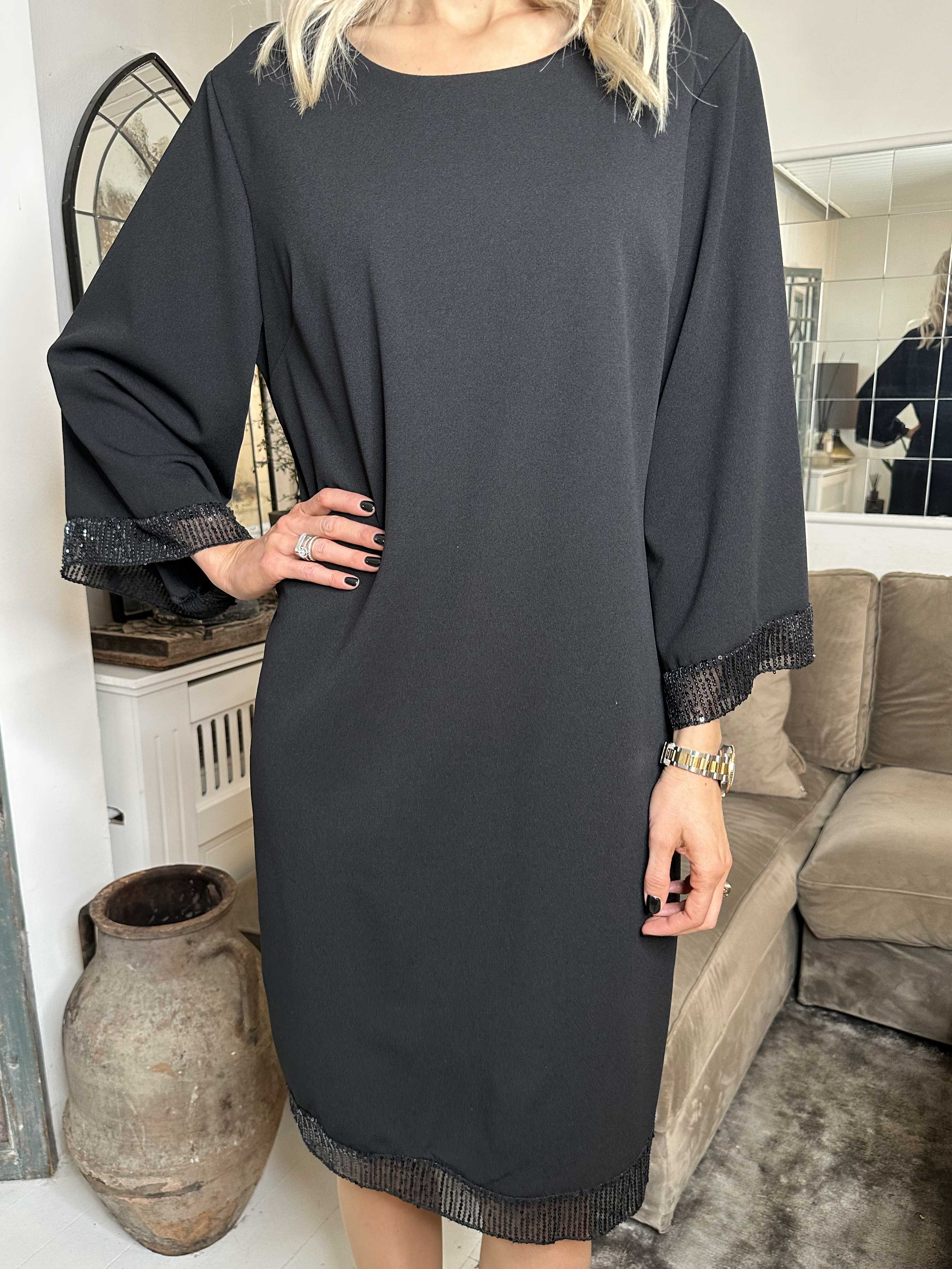 Lanza - Fin klänning detaljerad med paljettkanter