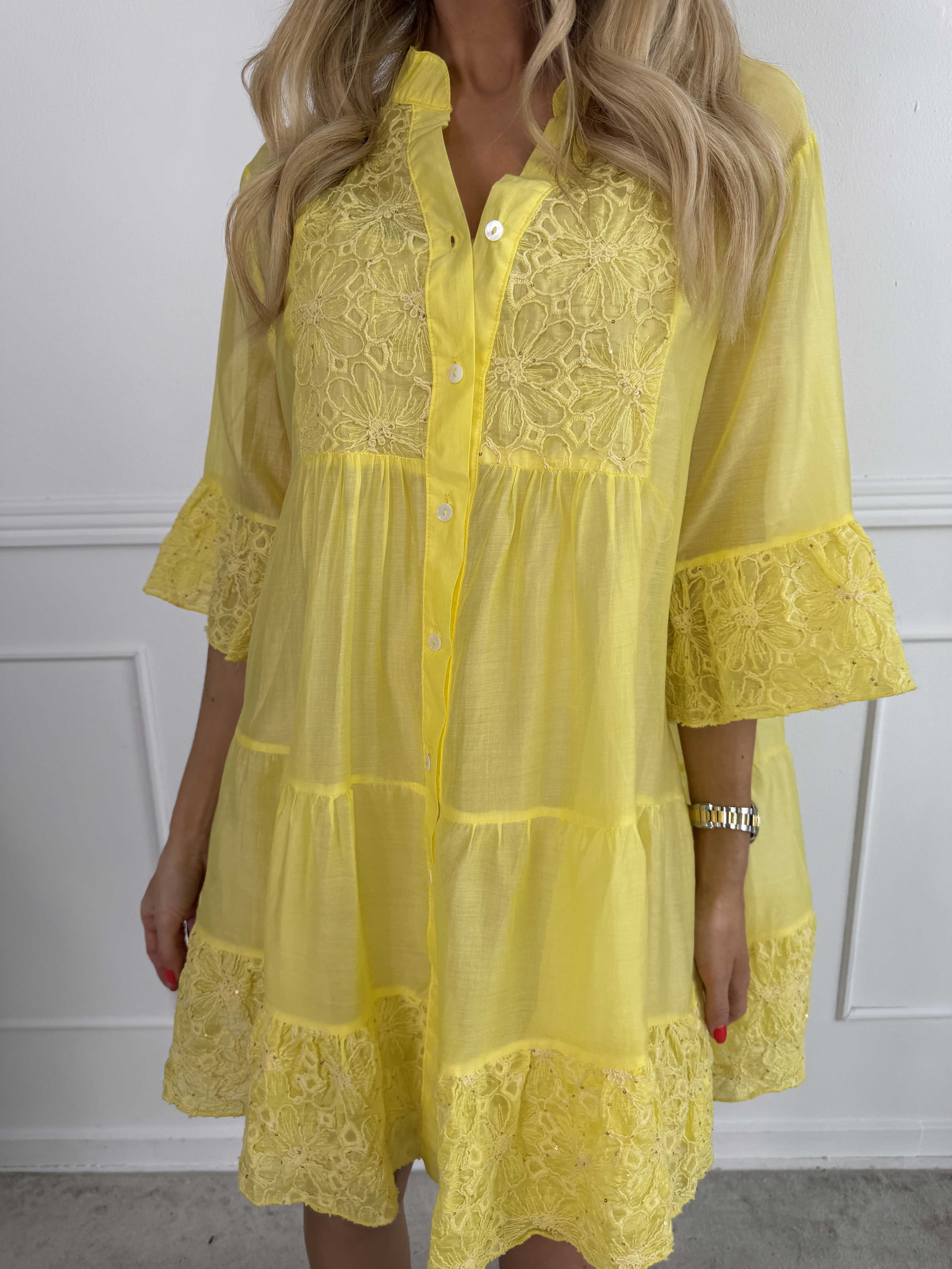 Latisha - Sød tunikakjole med fine, broderede detaljer og små pailletter