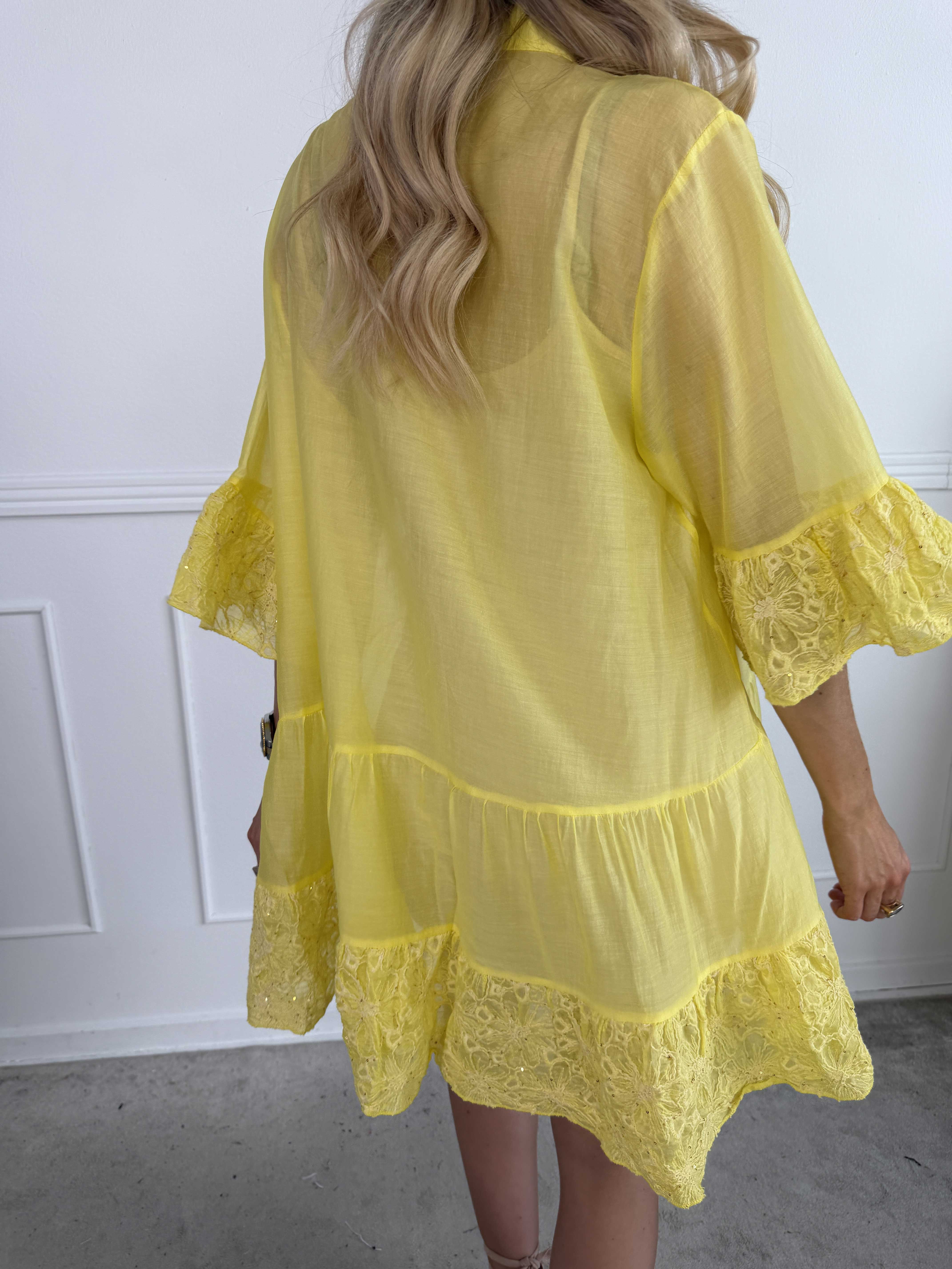 Latisha - Sød tunikakjole med fine, broderede detaljer og små pailletter