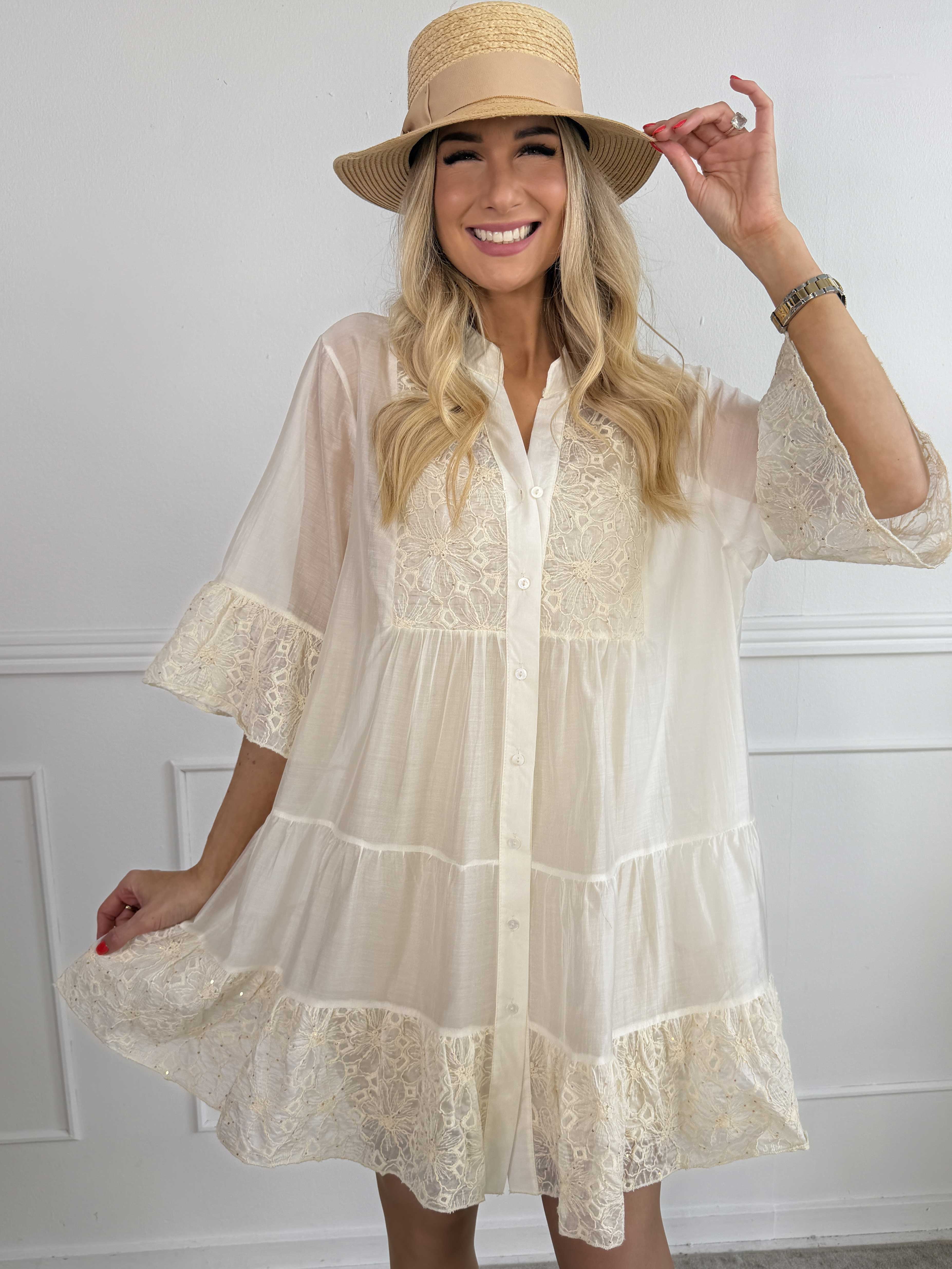 Latisha - Sød tunikakjole med fine, broderede detaljer og små pailletter