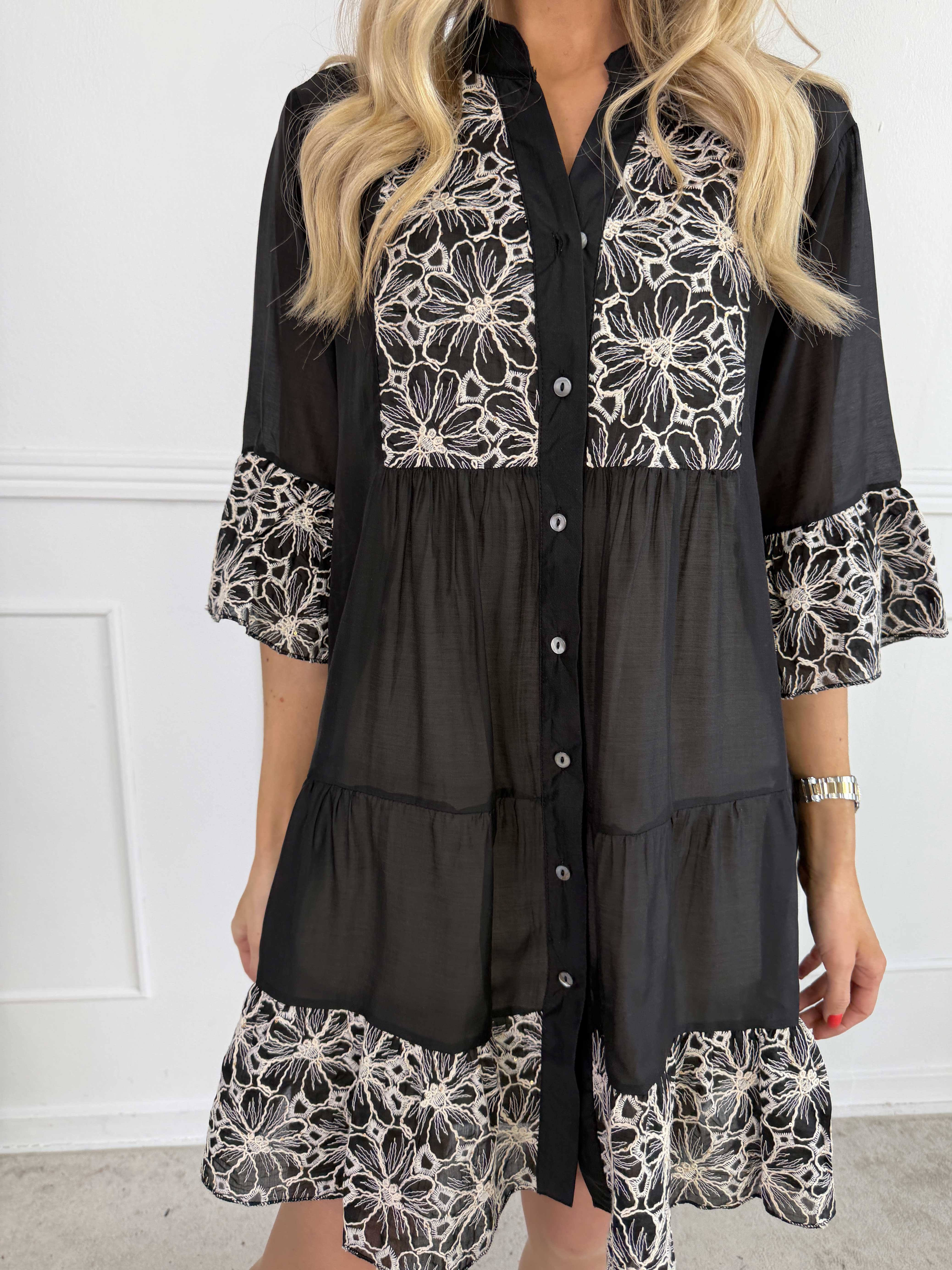 Latisha - Sød tunikakjole med fine, broderede detaljer og små pailletter