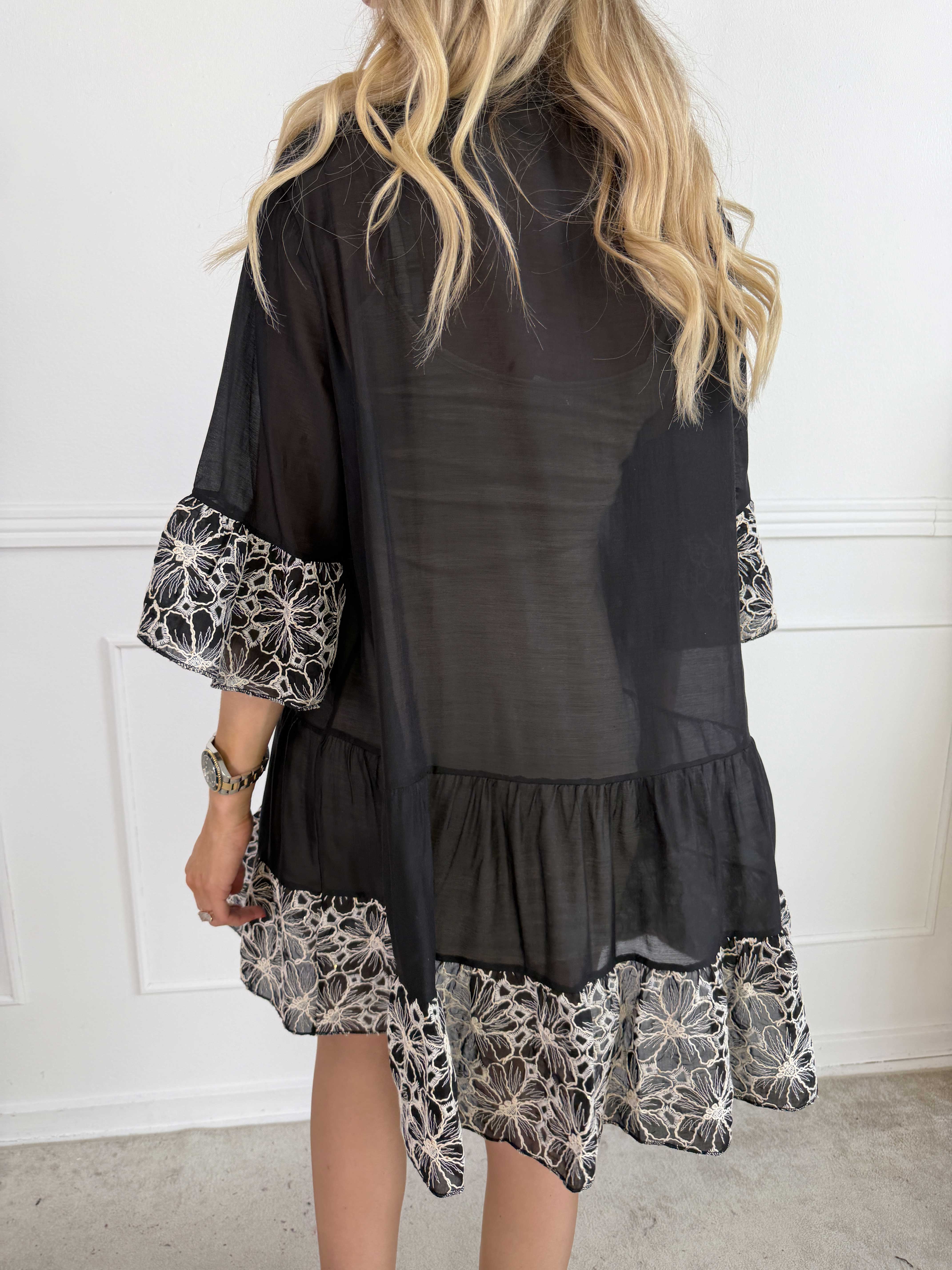 Latisha - Sød tunikakjole med fine, broderede detaljer og små pailletter