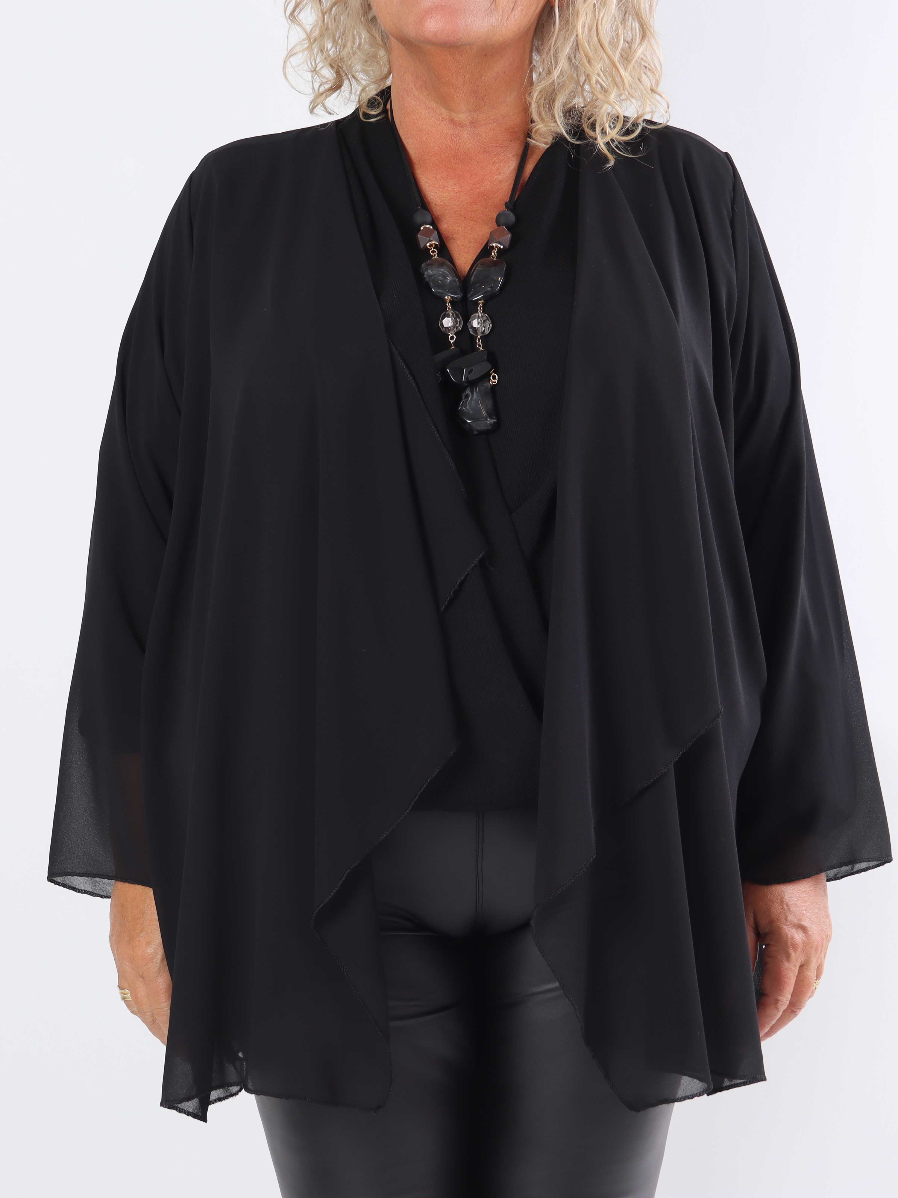 Layla - Kort lätt plus size-kofta i chiffong