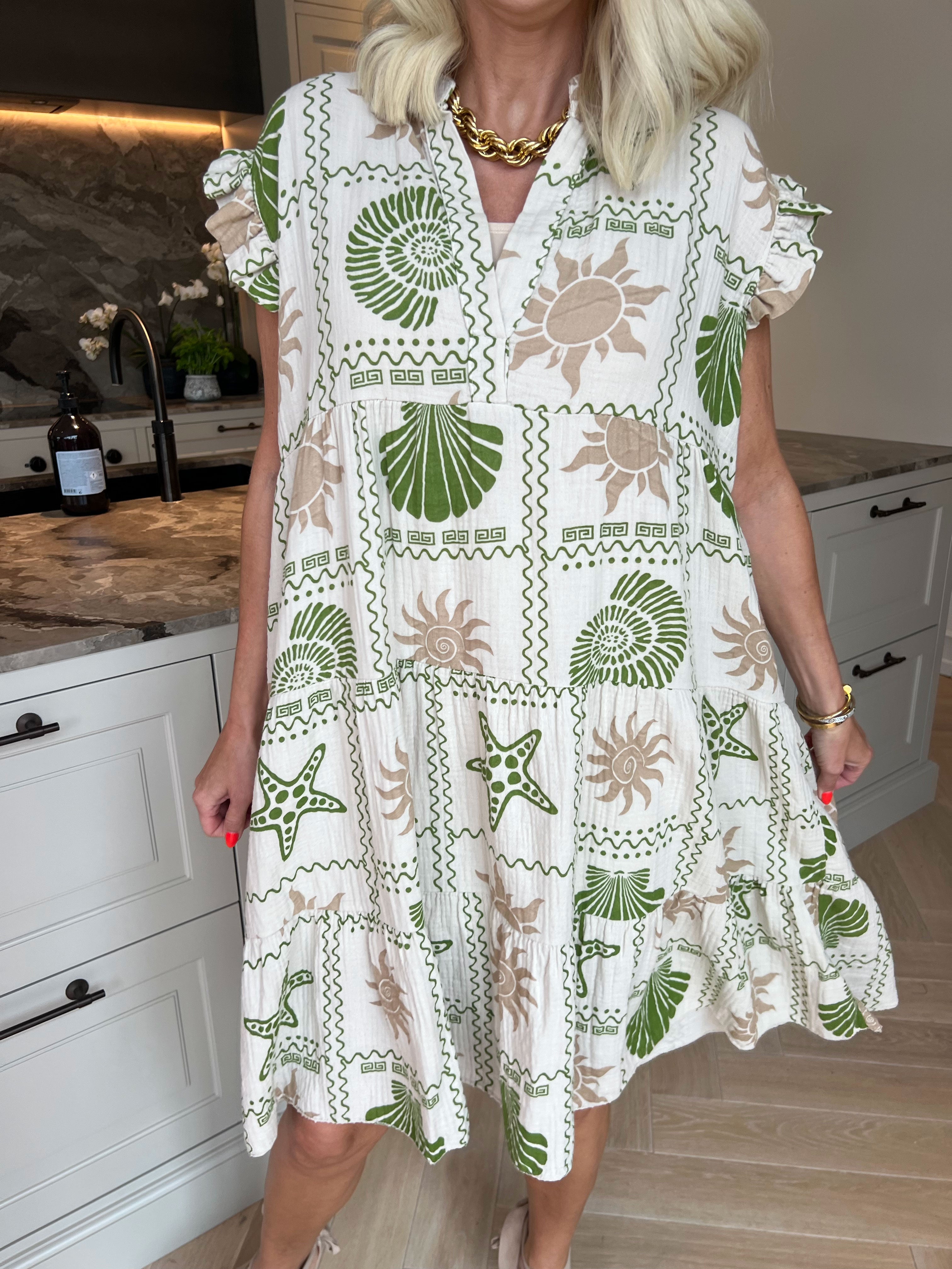 Layla - Plus size klänning i lager i mjukt muslintyg med färgglada sommarmotiv