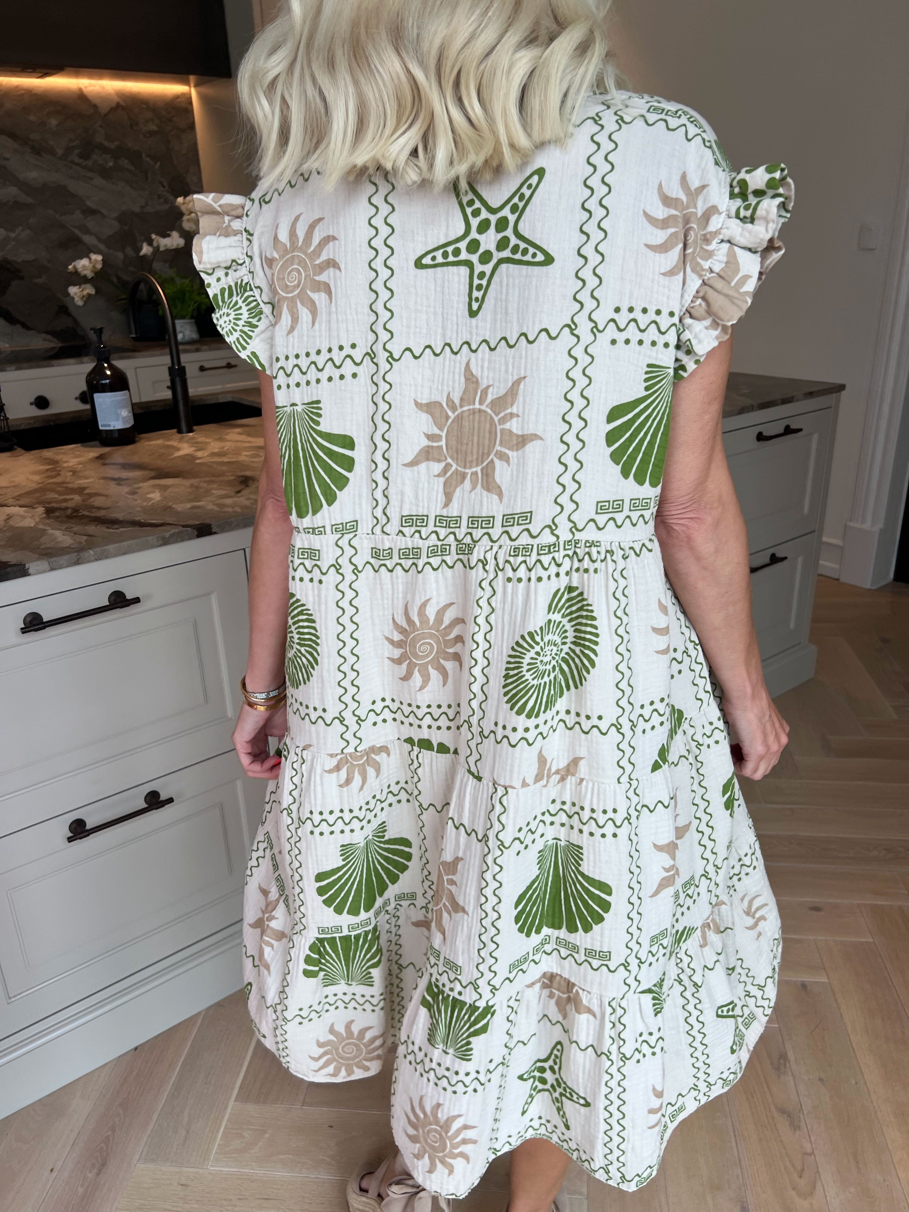 Layla - Plus size klänning i lager i mjukt muslintyg med färgglada sommarmotiv
